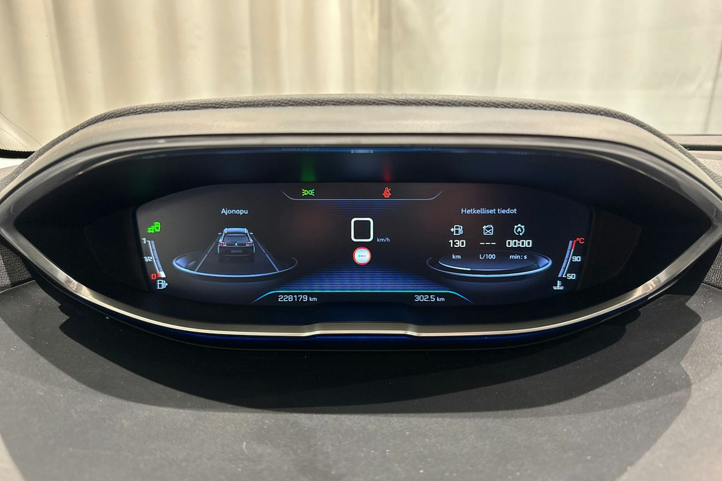 valkoinen Peugeot 5008 2018 kuva 22.