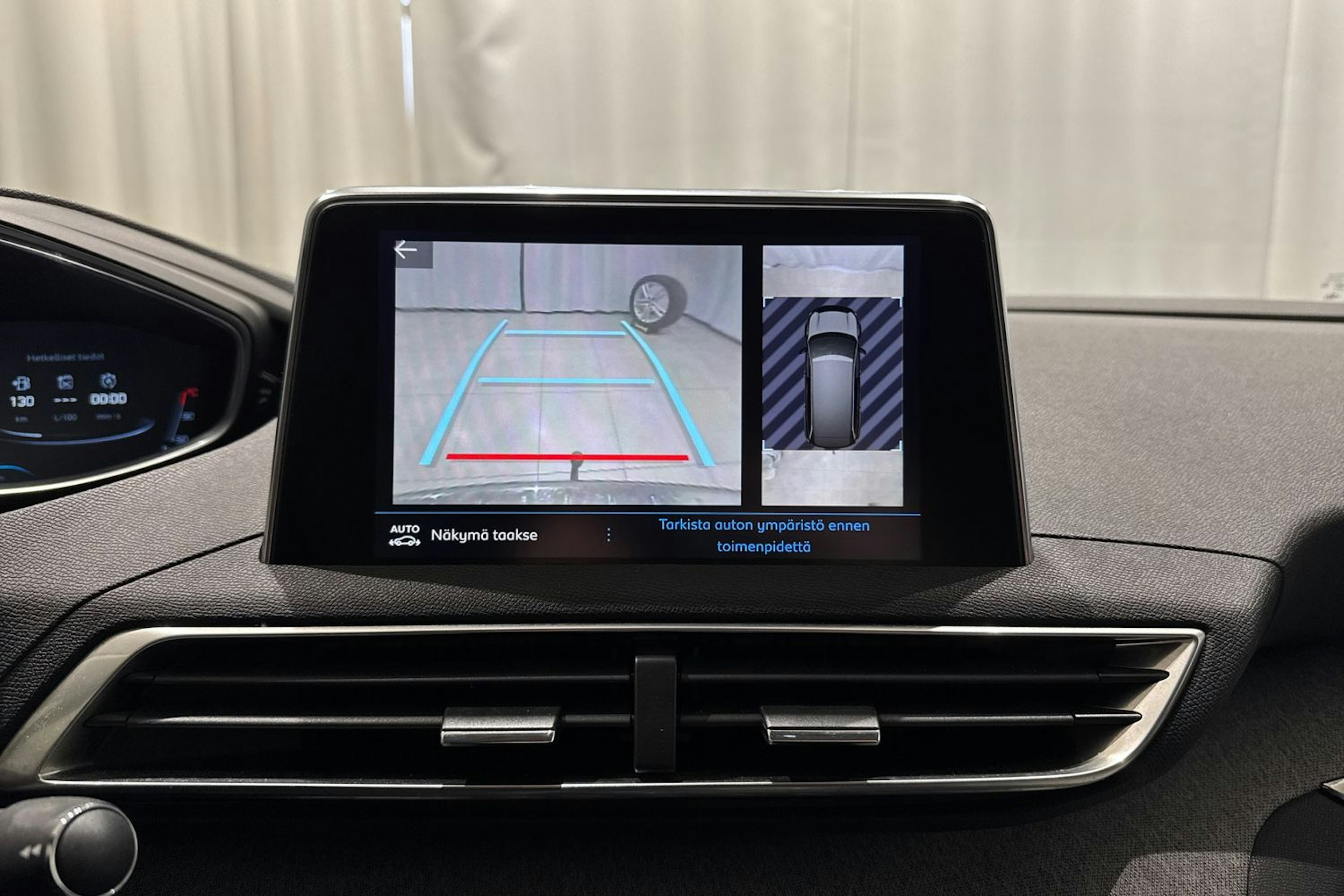 valkoinen Peugeot 5008 2018 kuva 23.