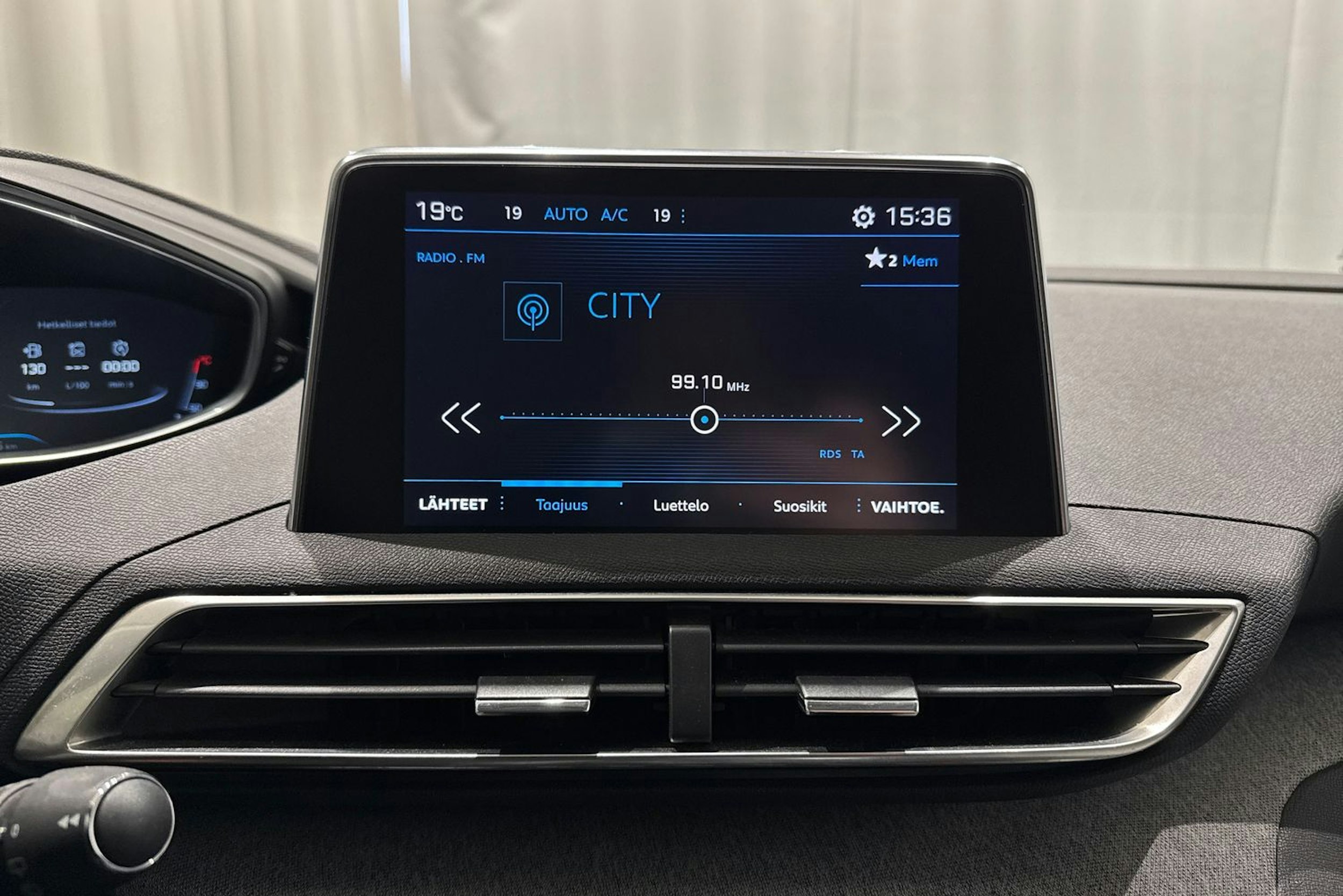 valkoinen Peugeot 5008 2018 kuva 24.