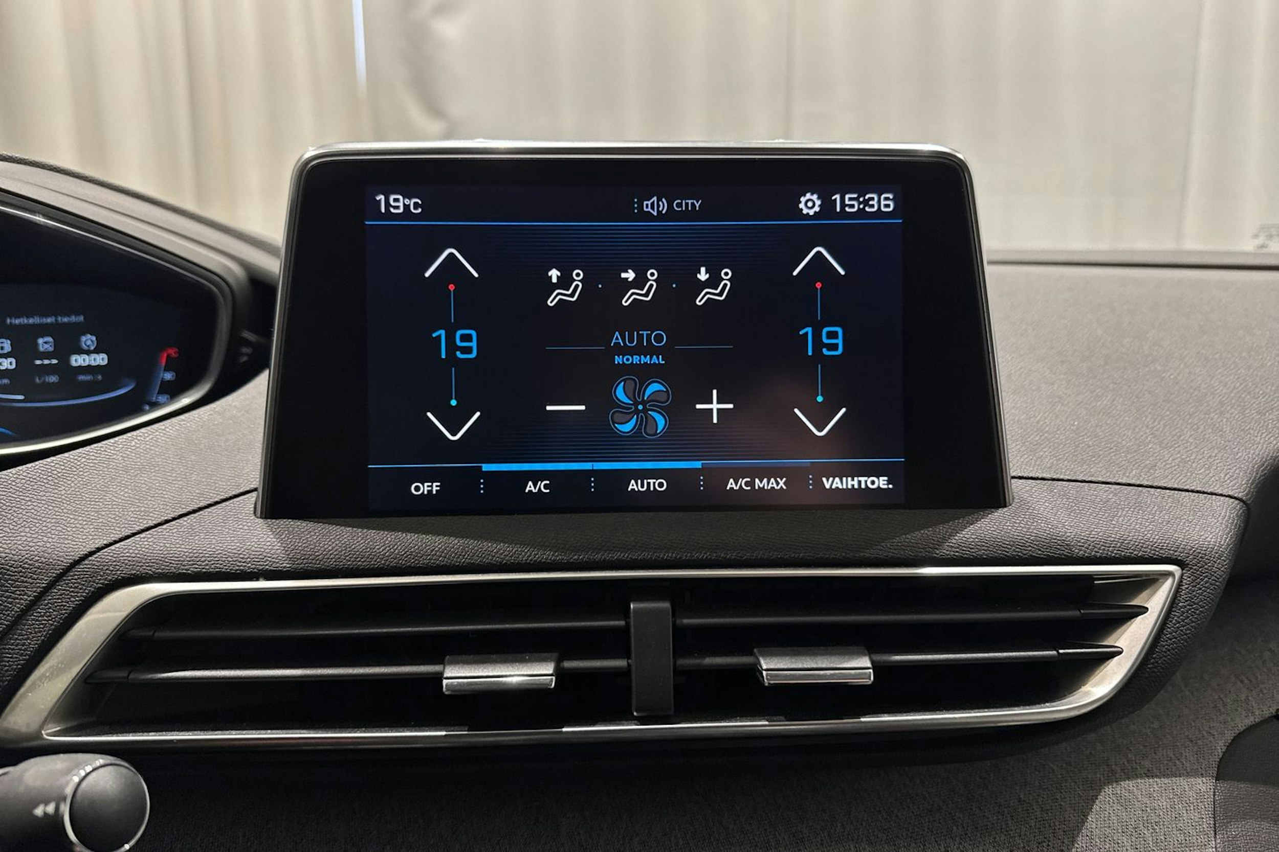 valkoinen Peugeot 5008 2018 kuva 25.