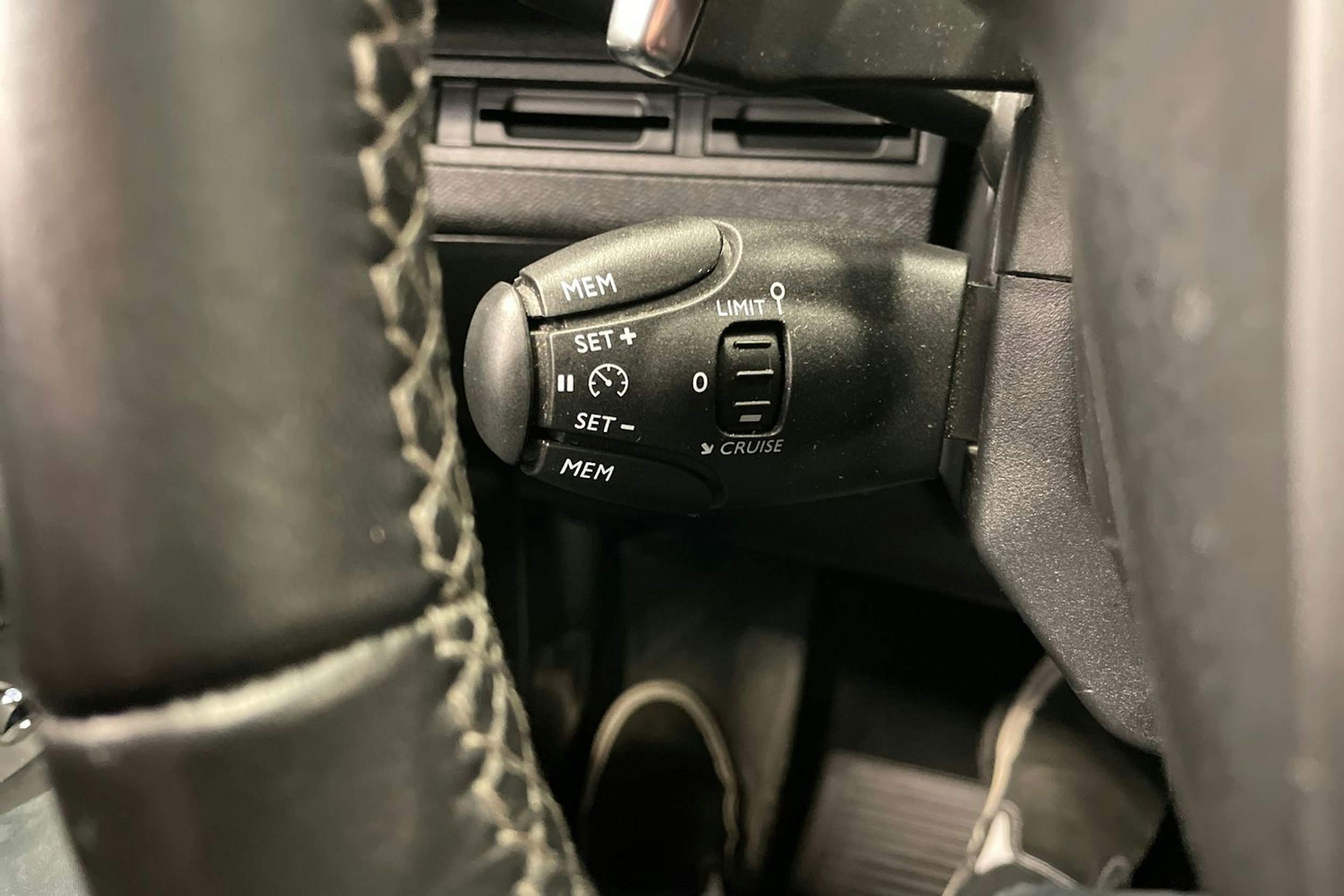 Harmaa Peugeot 5008 2018 kuva 14.