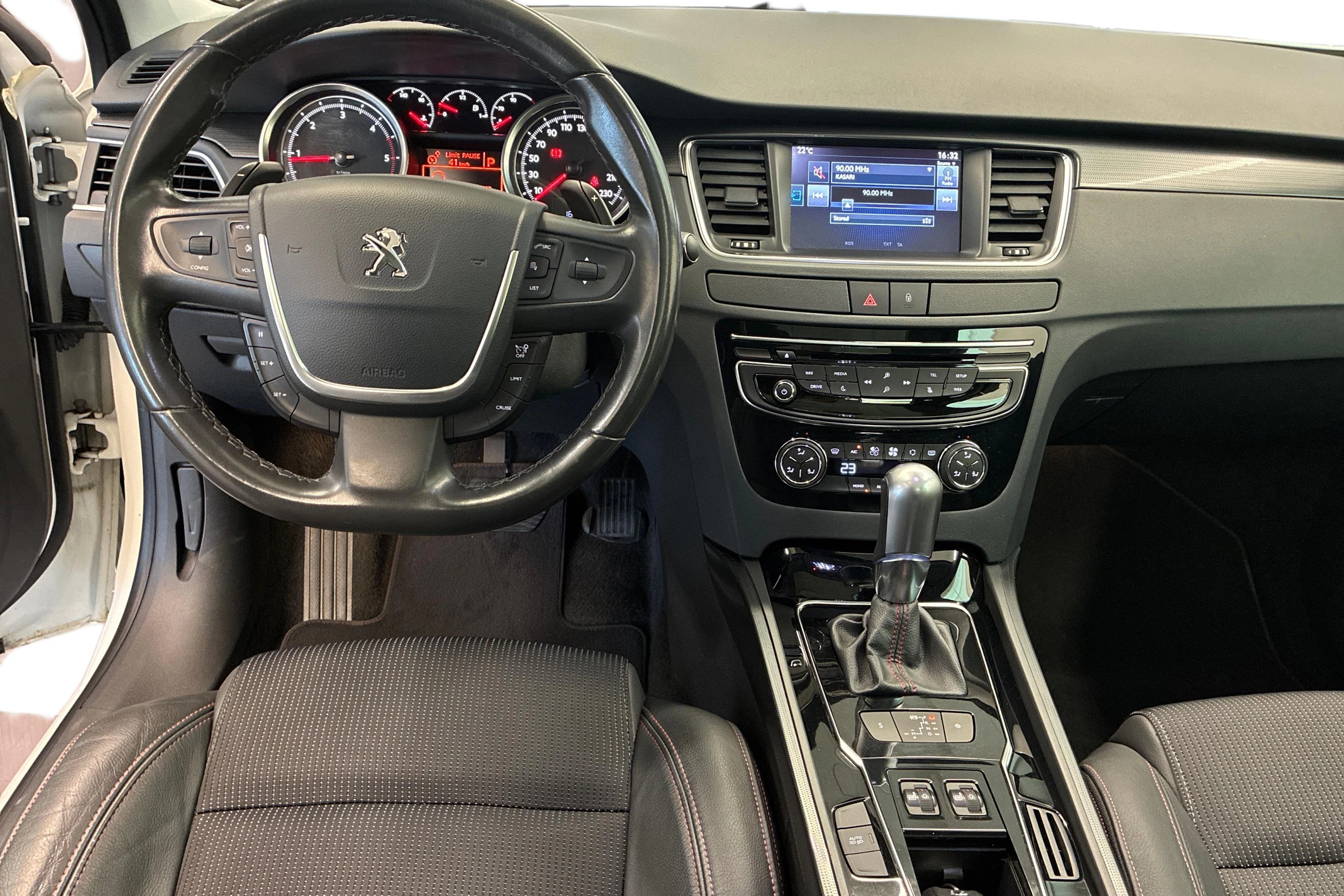 Valkoinen Peugeot 508 2016 kuva 9.