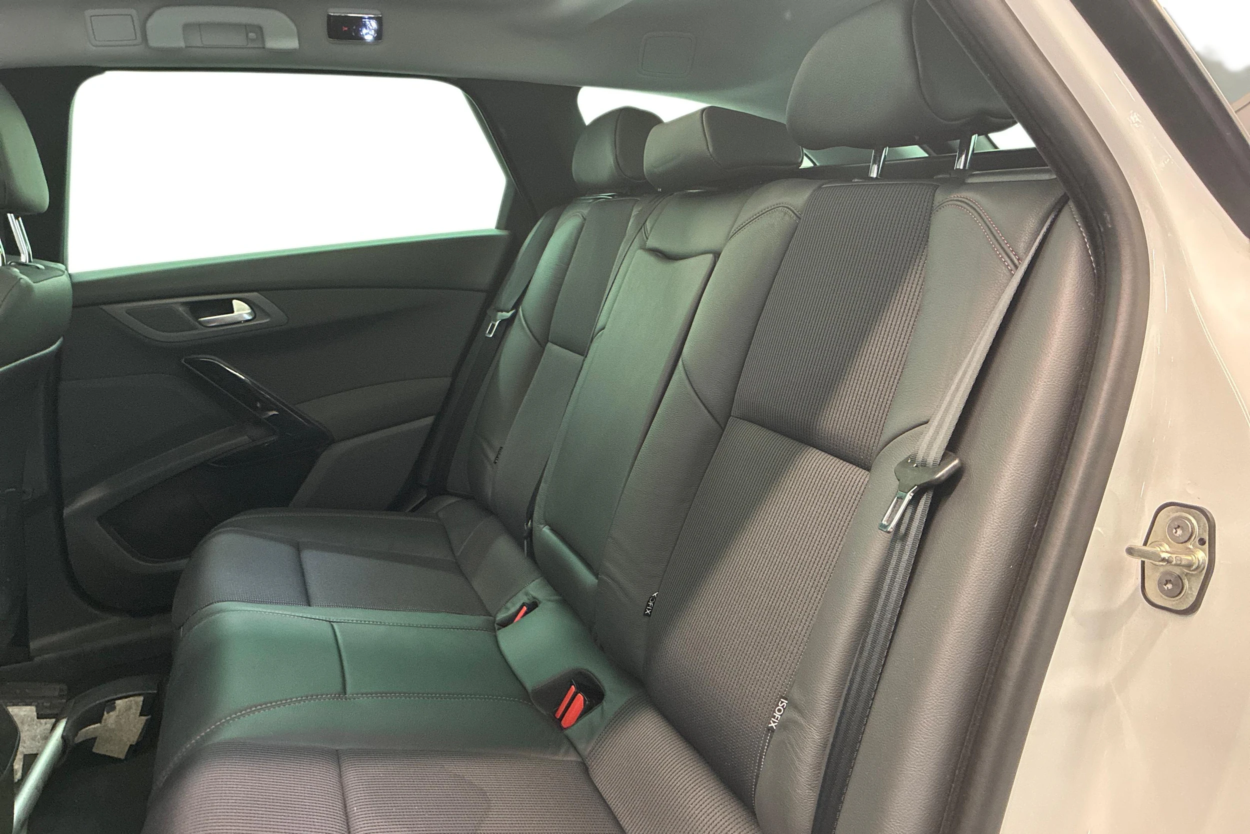 Valkoinen Peugeot 508 2016 kuva 11.