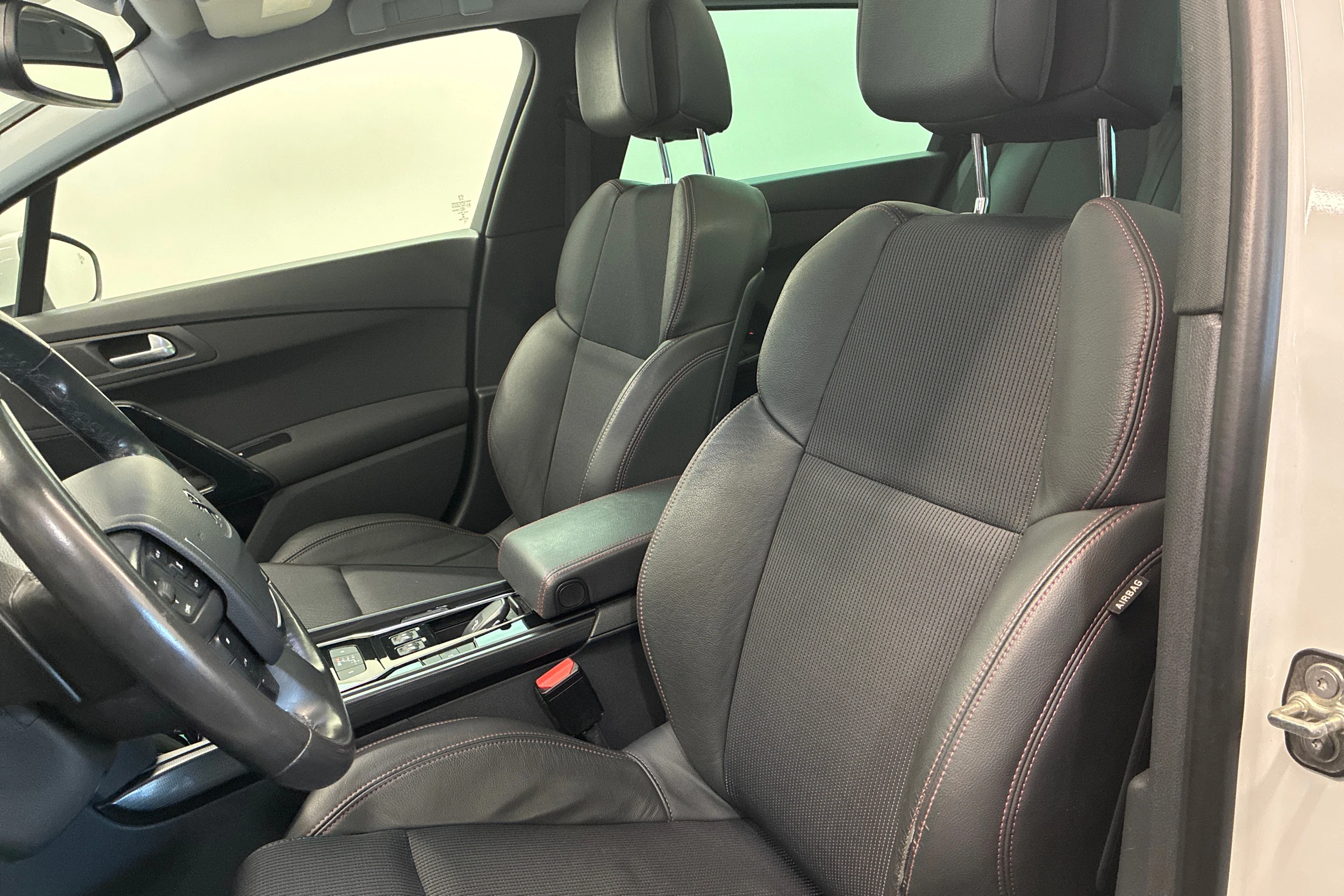 Valkoinen Peugeot 508 2016 kuva 17.