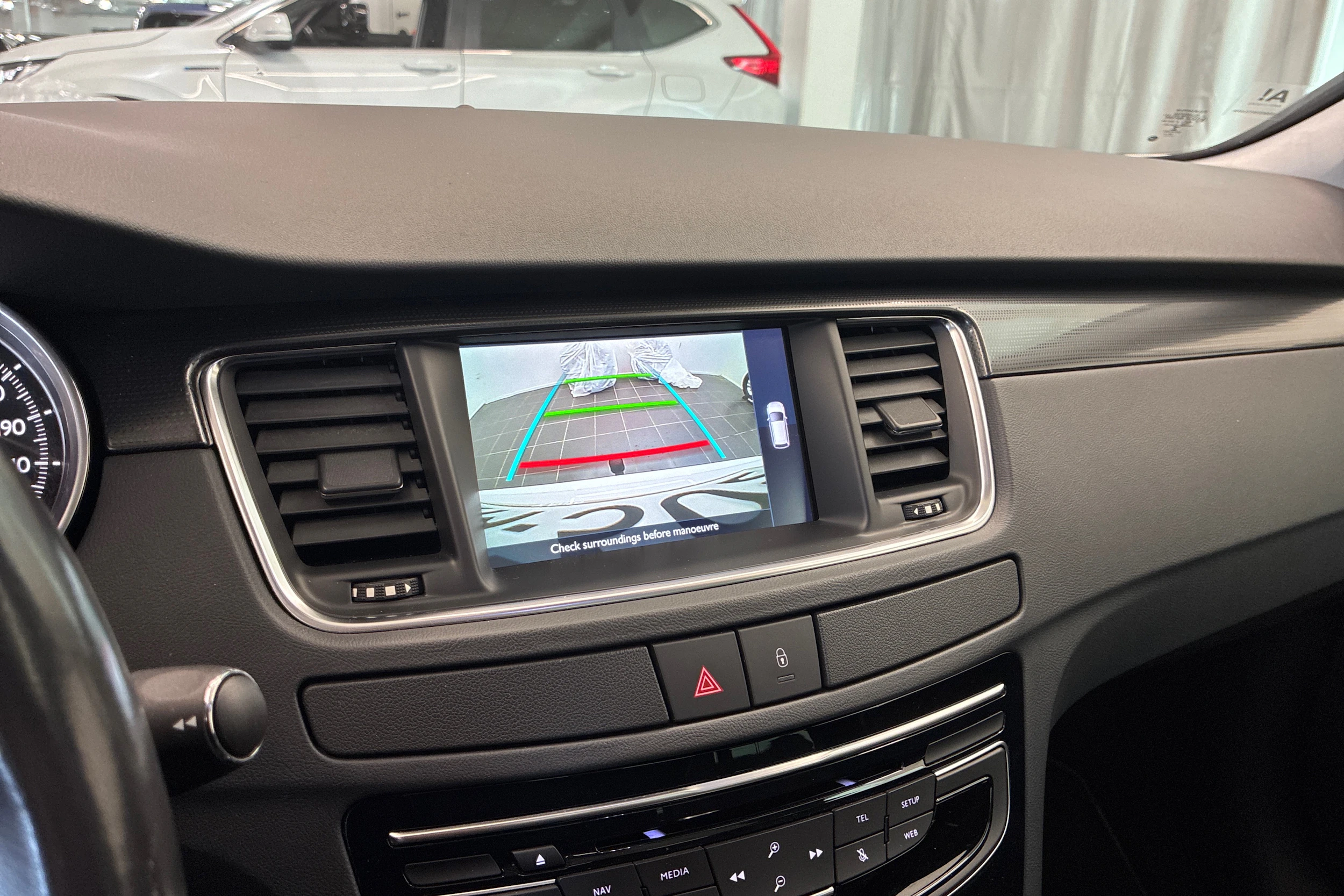 Valkoinen Peugeot 508 2016 kuva 18.