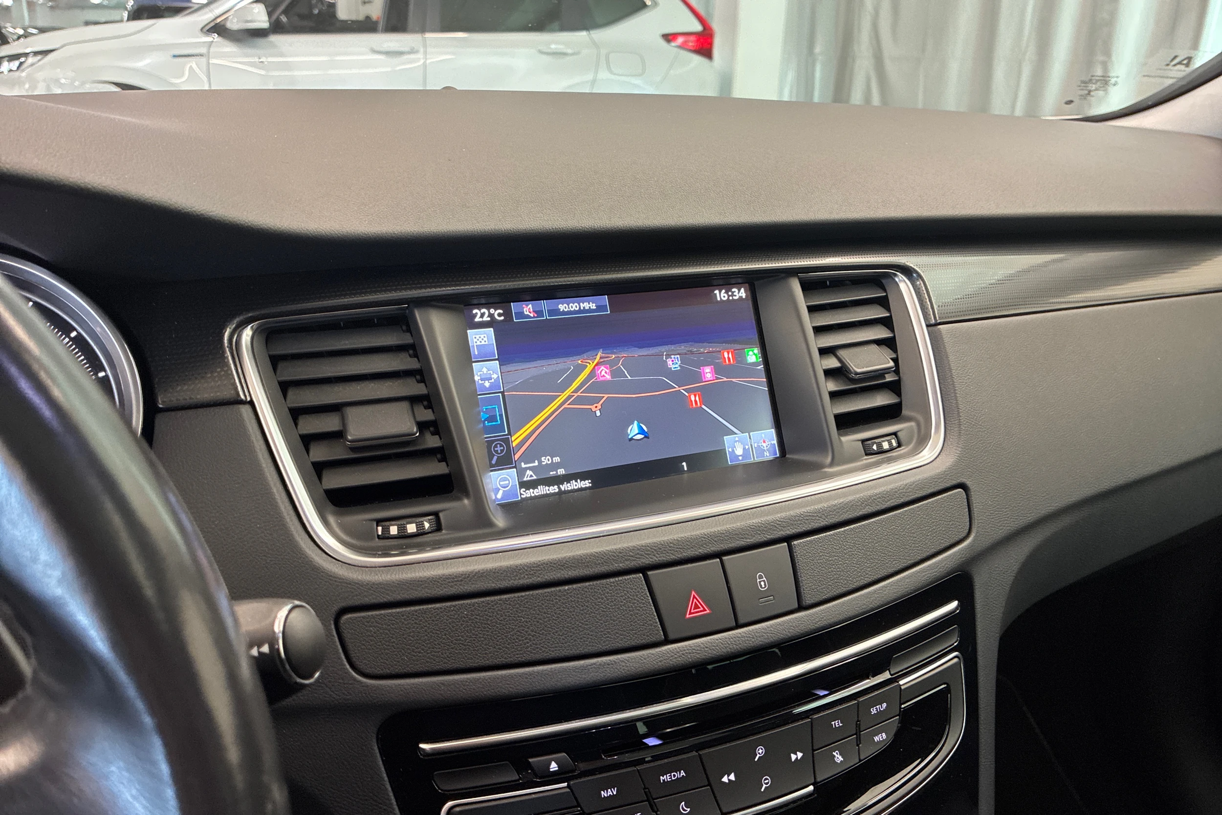 Valkoinen Peugeot 508 2016 kuva 19.