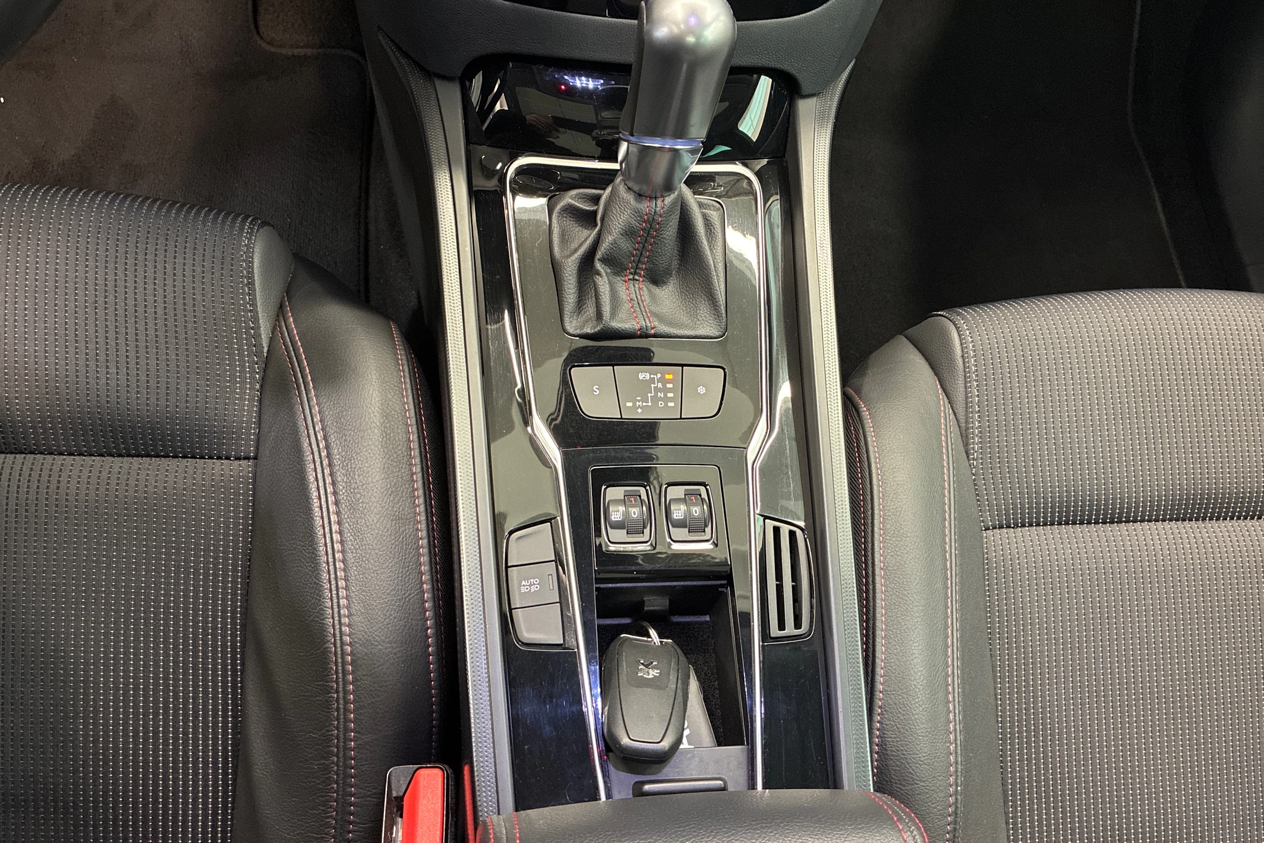 Valkoinen Peugeot 508 2016 kuva 20.