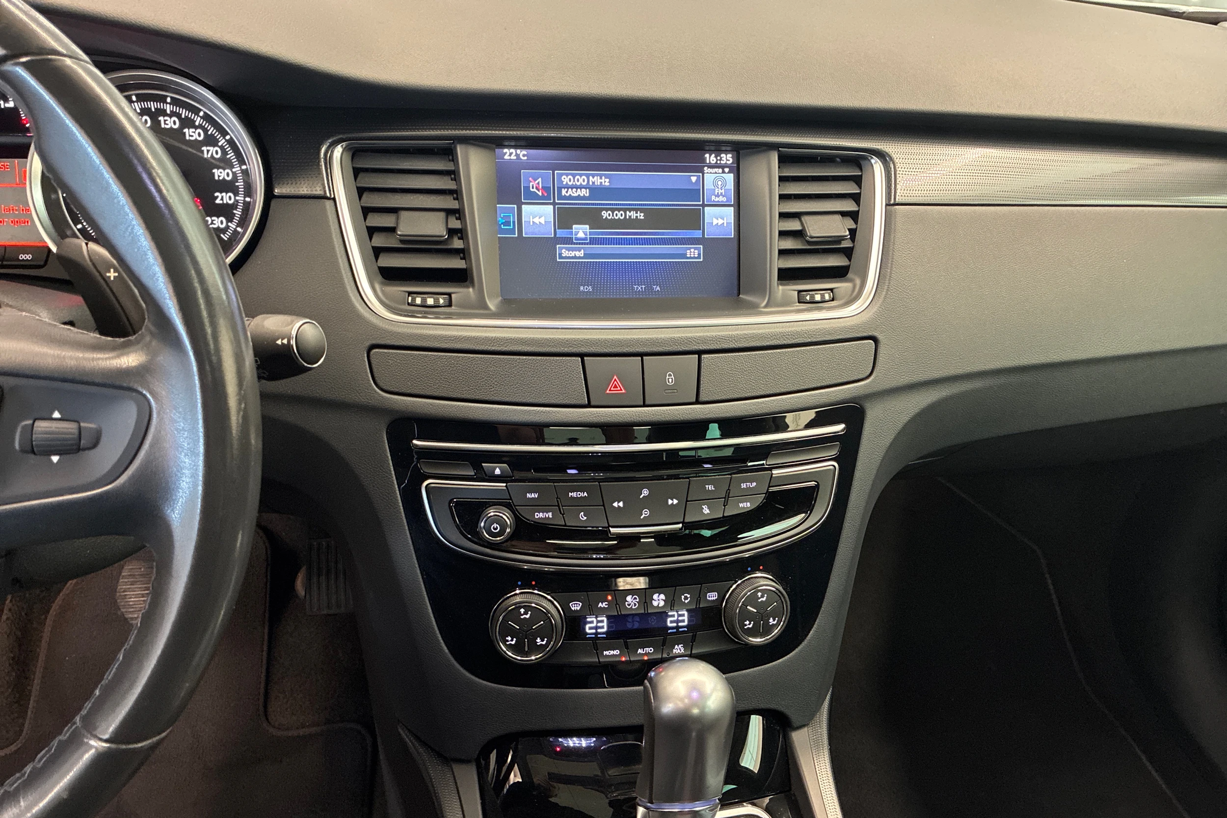 Valkoinen Peugeot 508 2016 kuva 21.