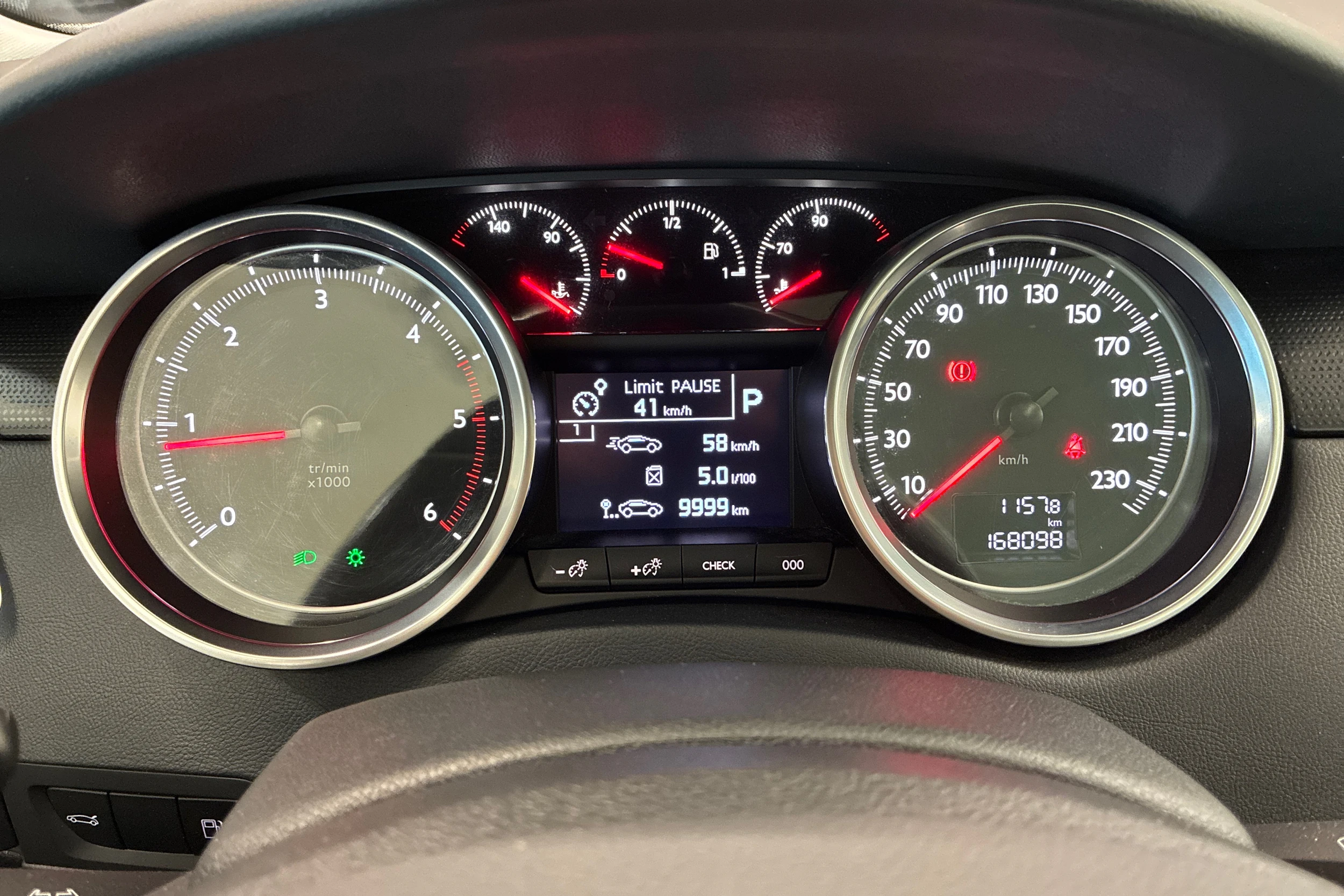 Valkoinen Peugeot 508 2016 kuva 22.