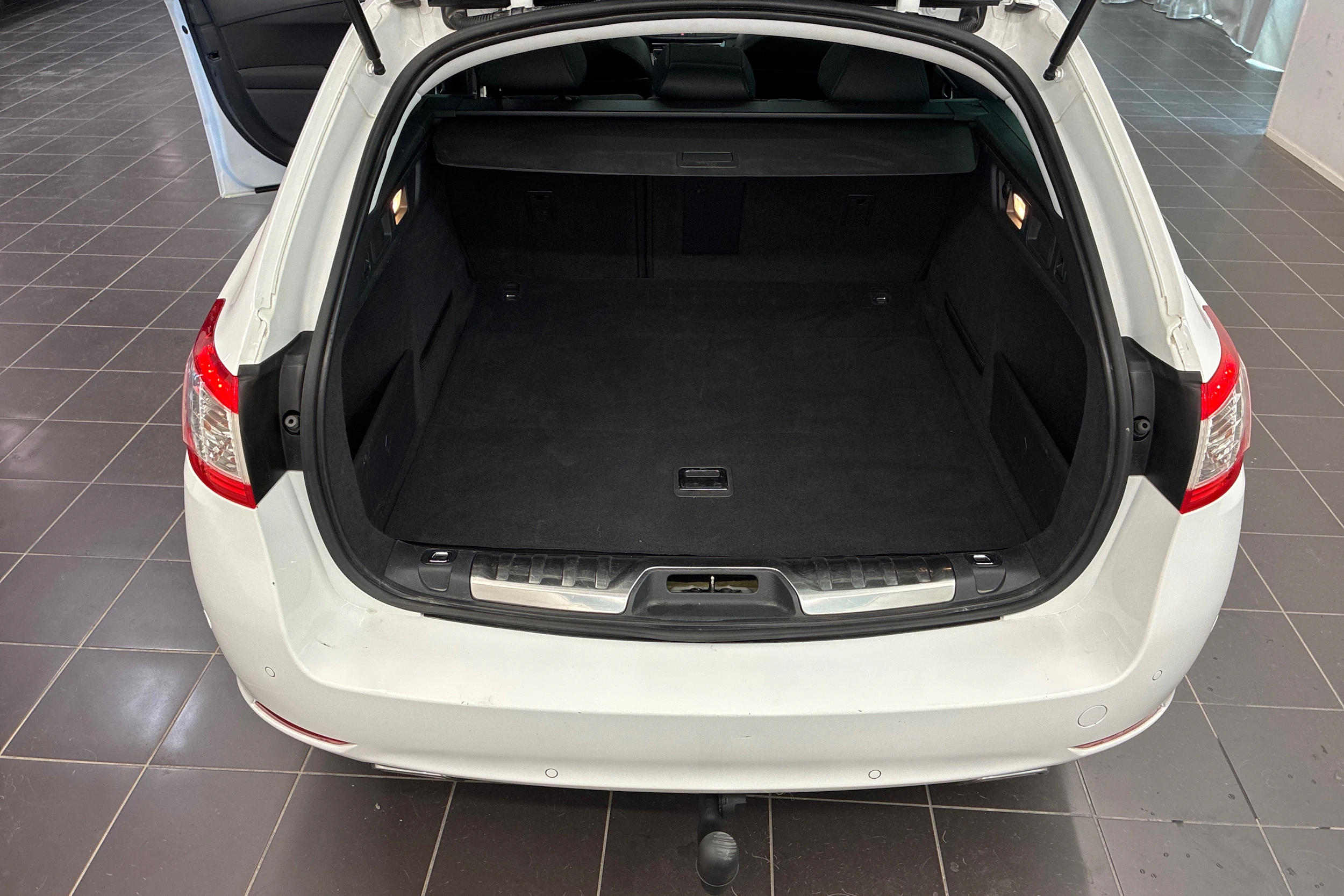 Valkoinen Peugeot 508 2016 kuva 26.