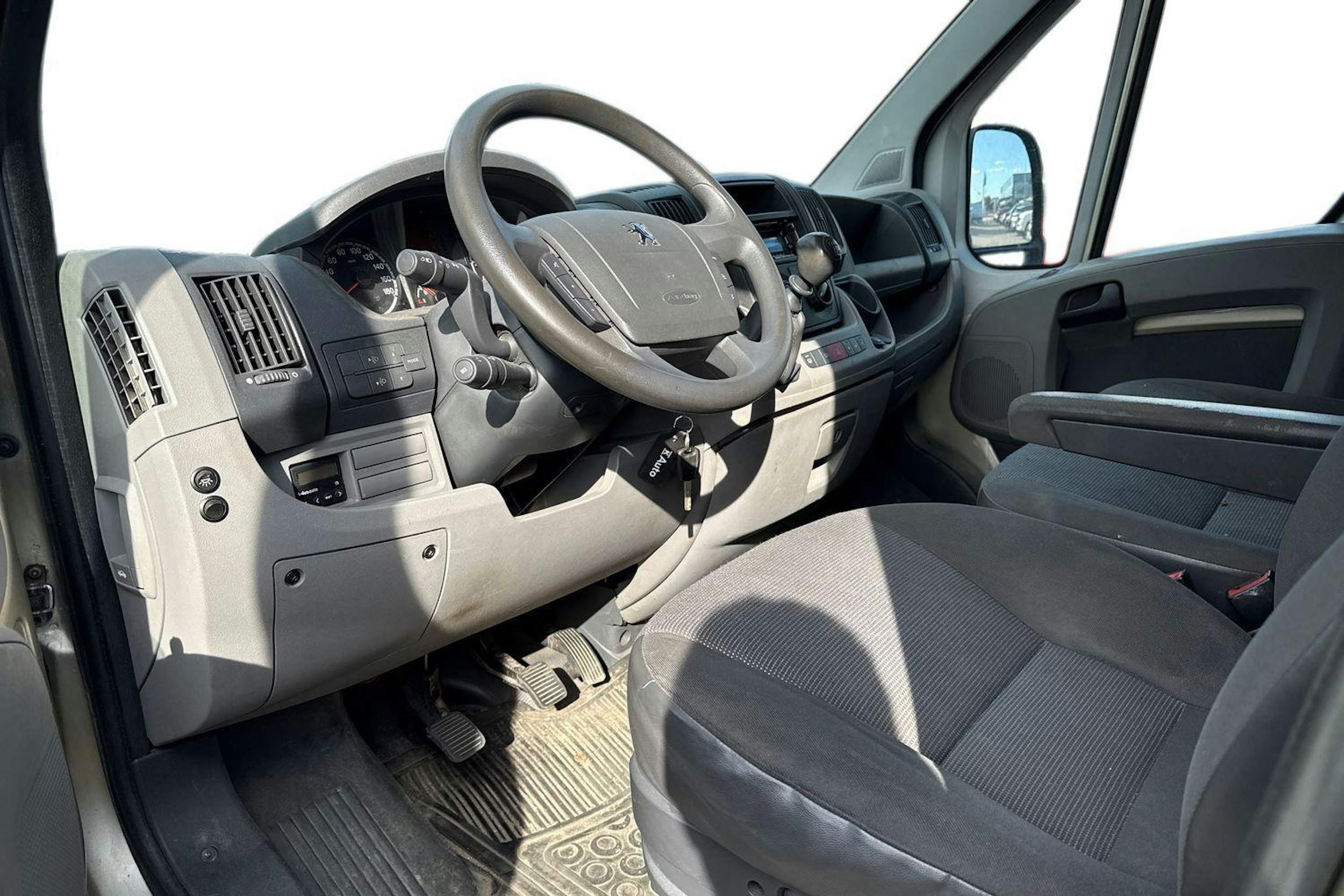 ruskea (beige) Peugeot Boxer 2010 kuva 4.