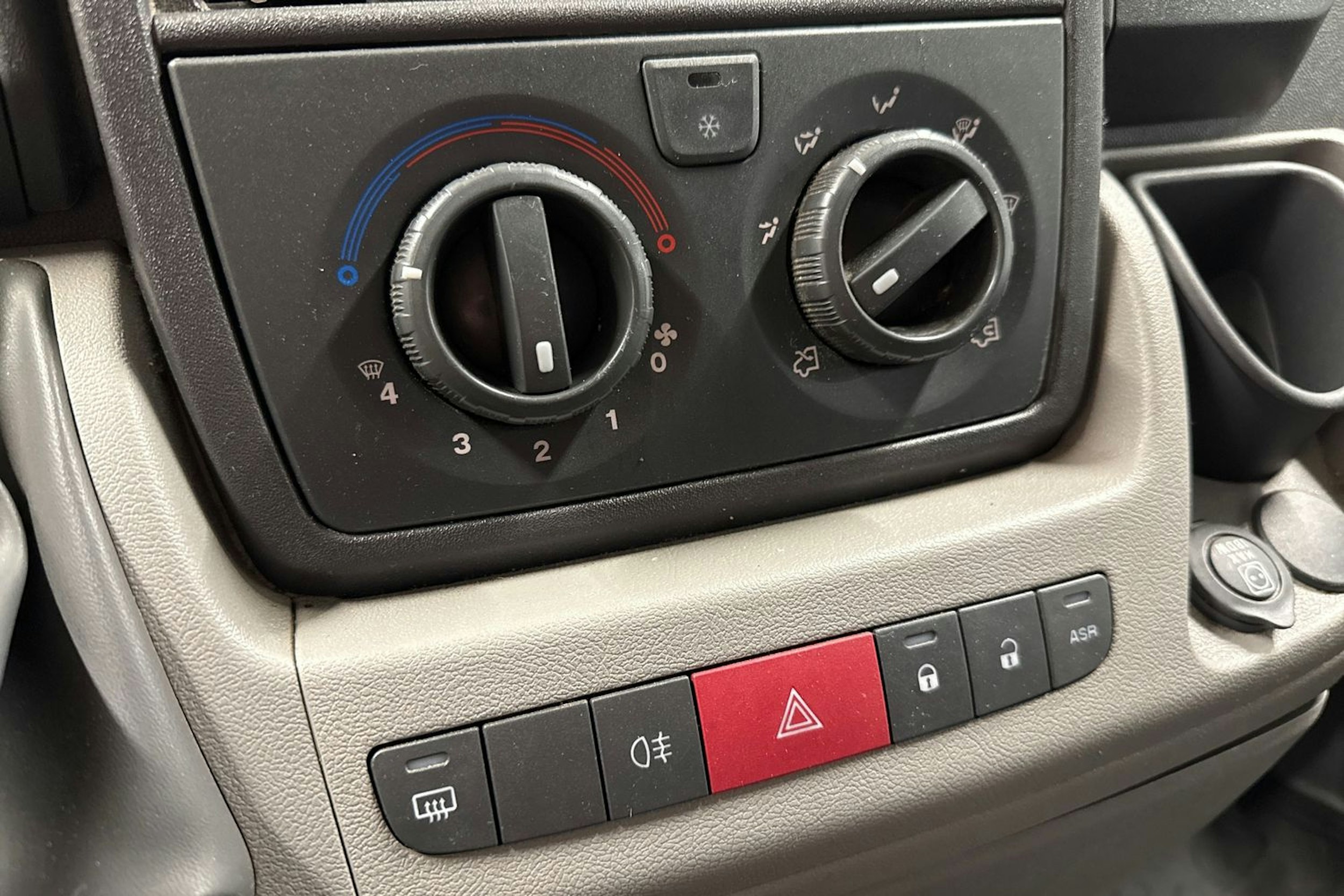 ruskea (beige) Peugeot Boxer 2010 kuva 17.