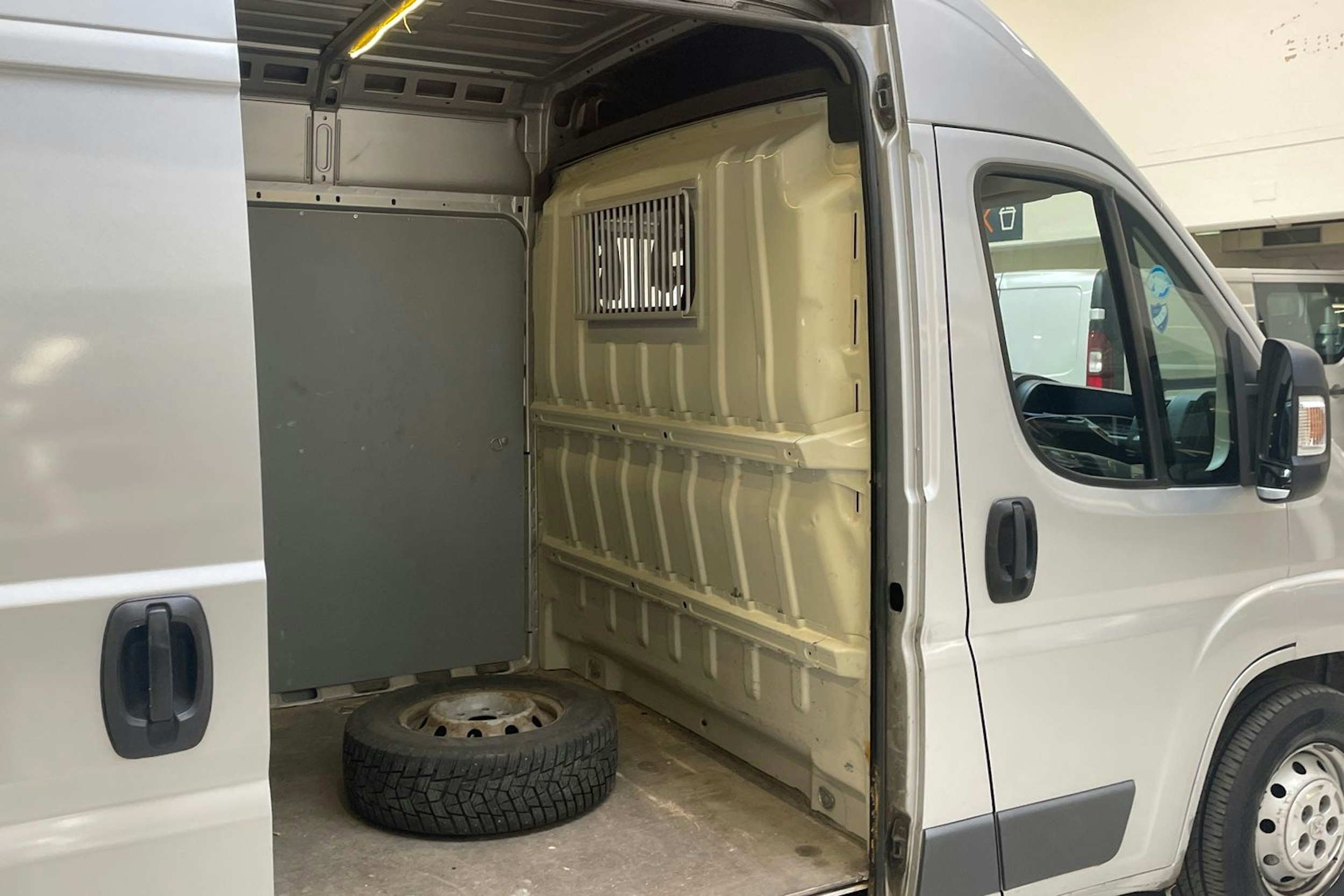 harmaa Peugeot Boxer 2013 kuva 11.