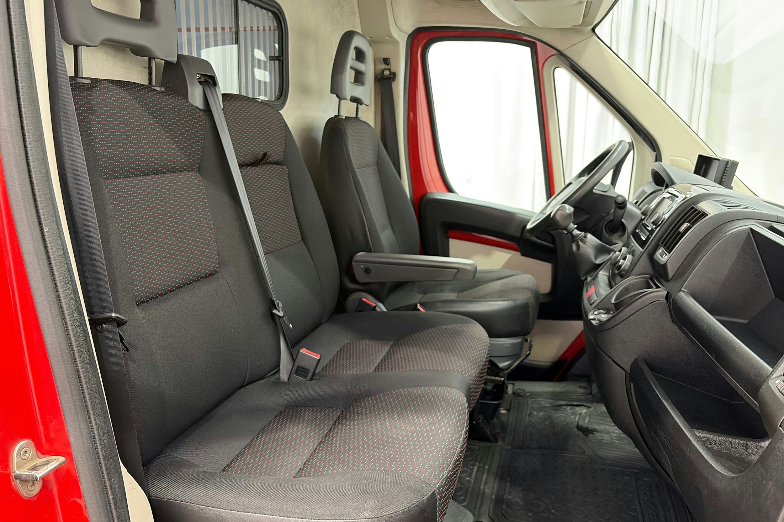 punainen Peugeot Boxer 2014 kuva 13.