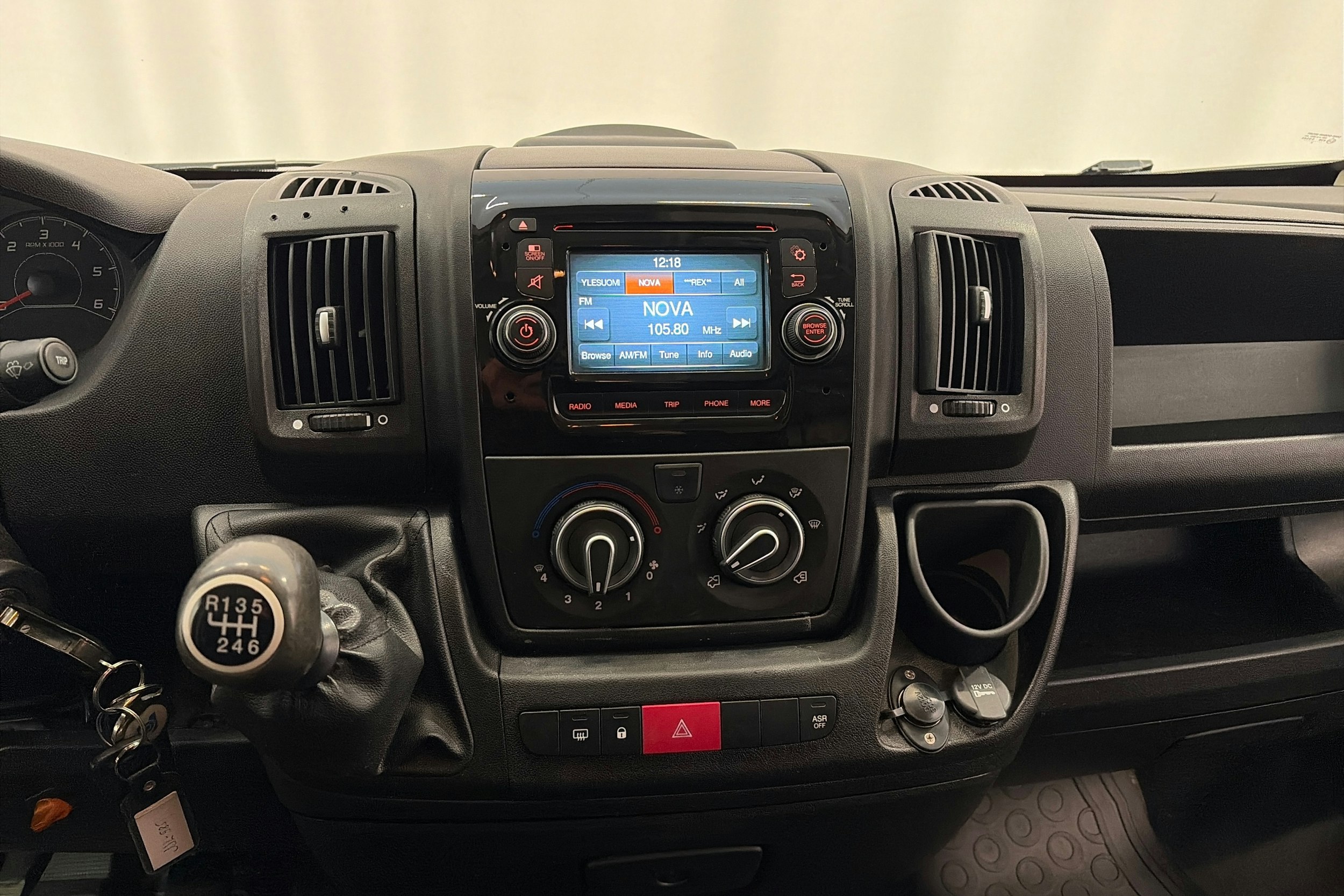 punainen Peugeot Boxer 2014 kuva 16.