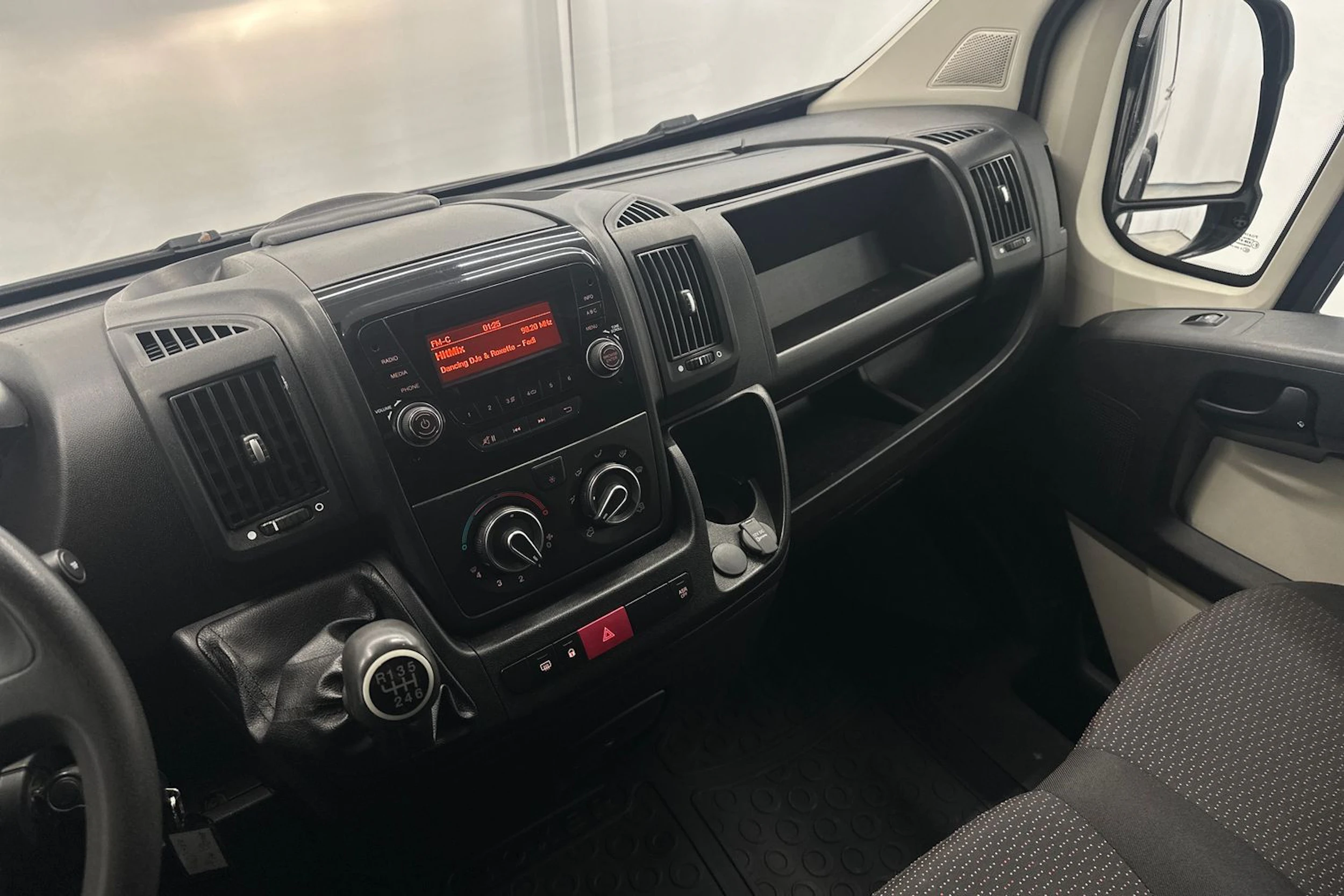 musta Peugeot Boxer 2015 kuva 12.