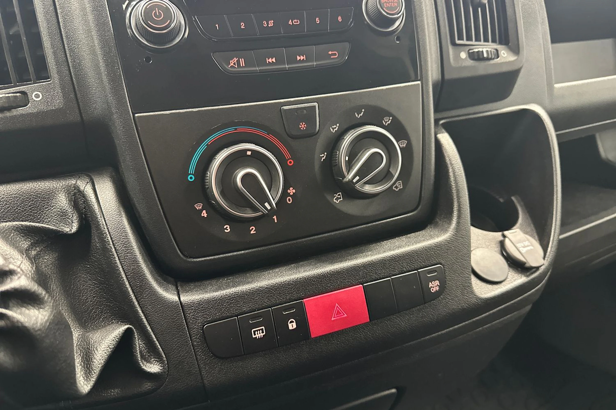 musta Peugeot Boxer 2015 kuva 18.