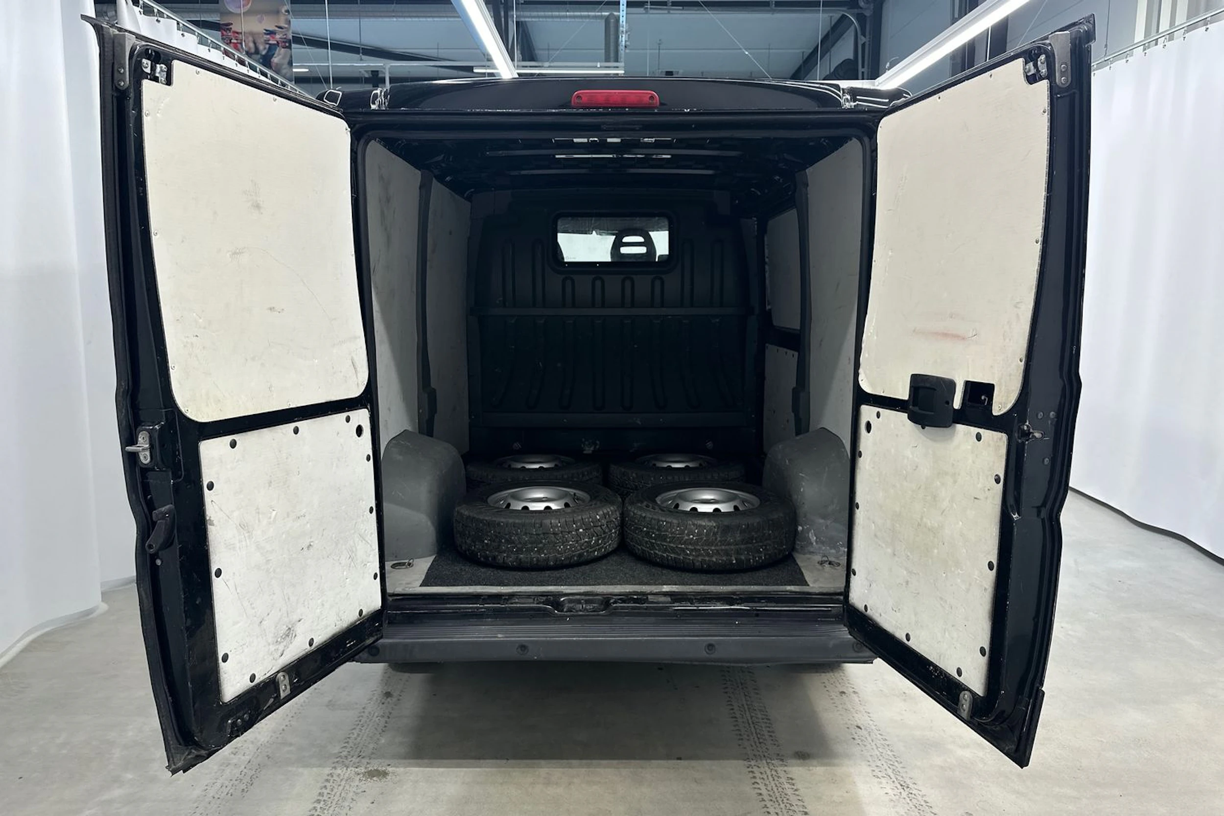 musta Peugeot Boxer 2015 kuva 24.