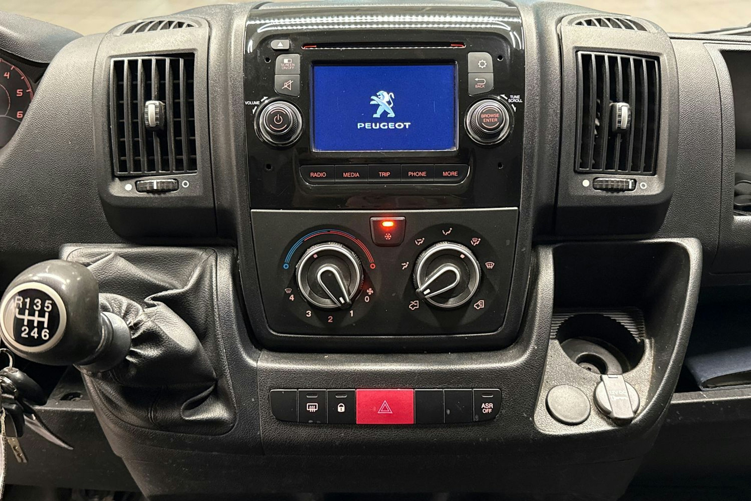 valkoinen Peugeot Boxer 2018 kuva 19.