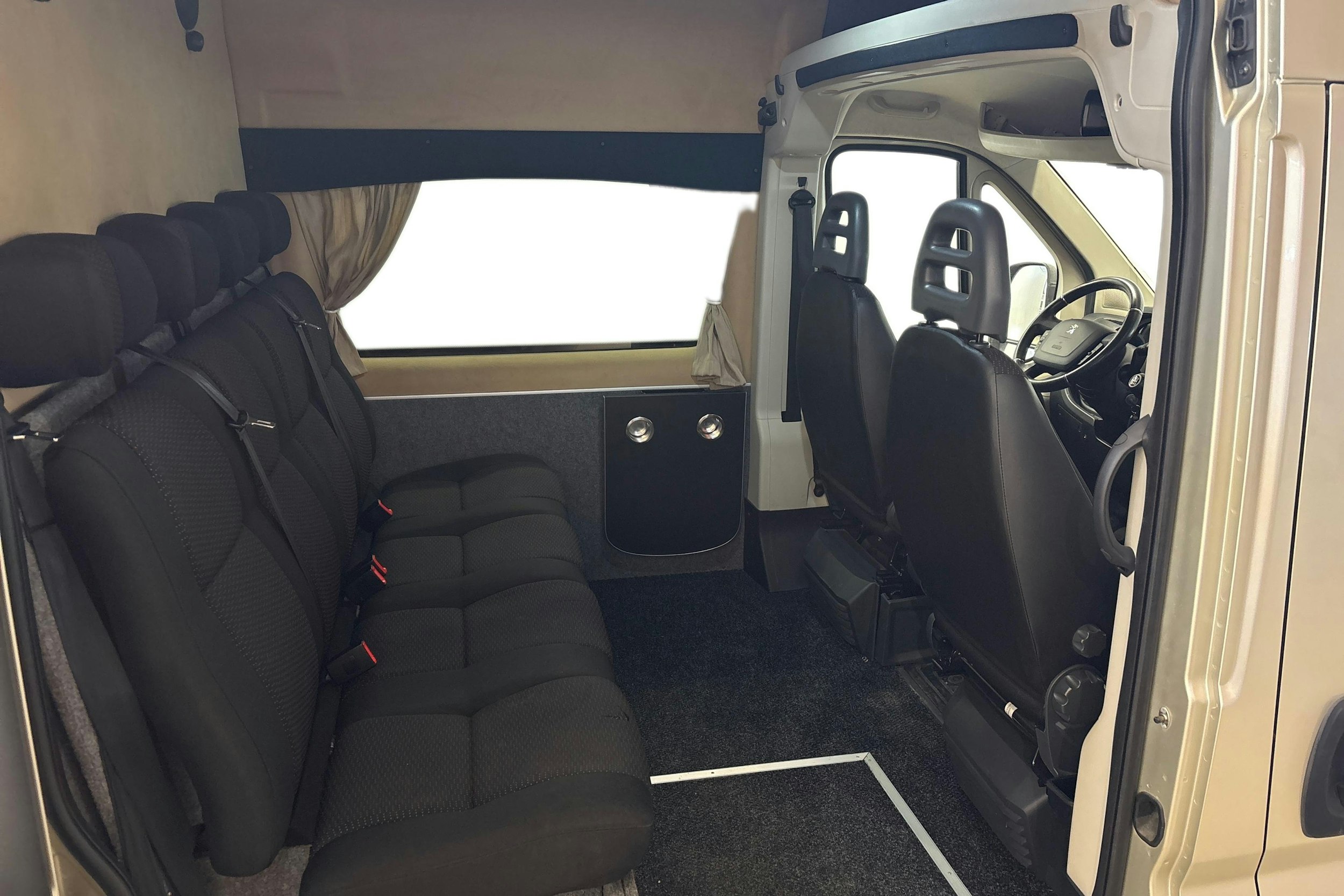 beige Peugeot Boxer 2018 kuva 3.