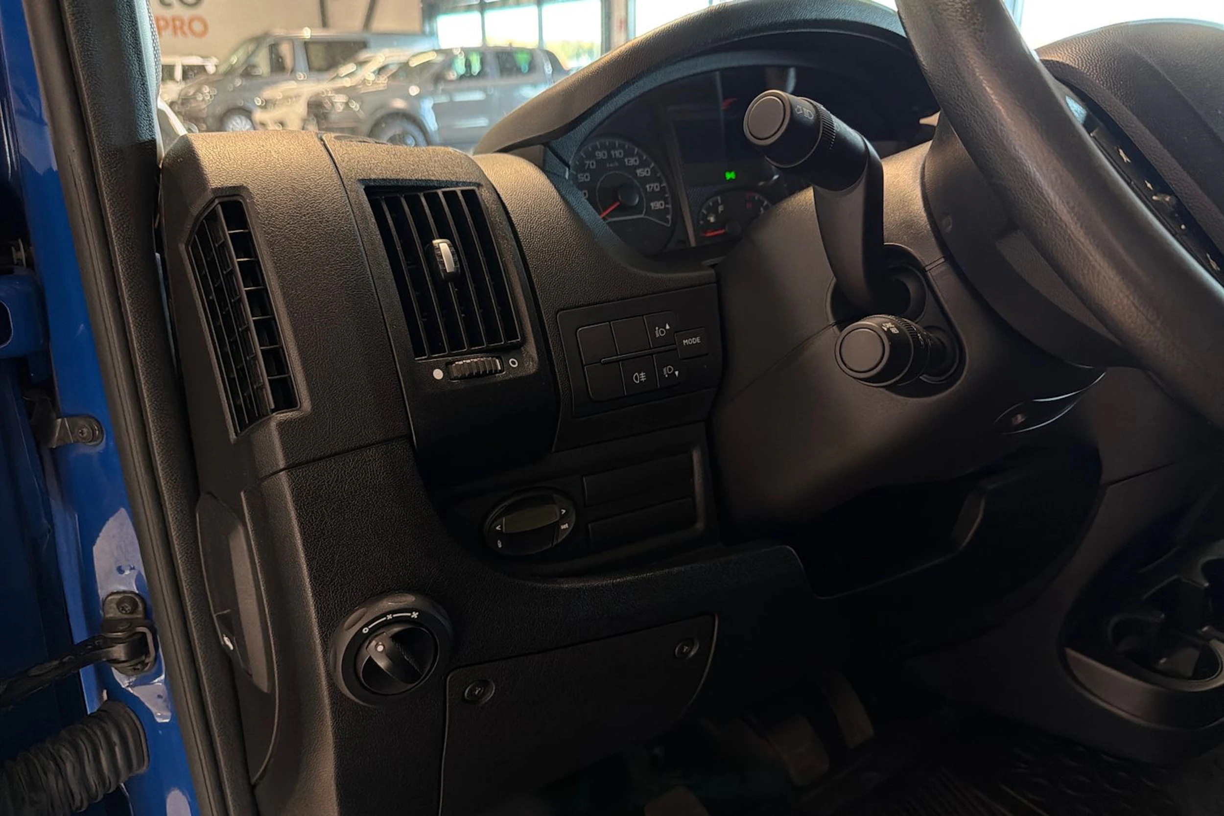 sininen Peugeot Boxer 2019 kuva 4.