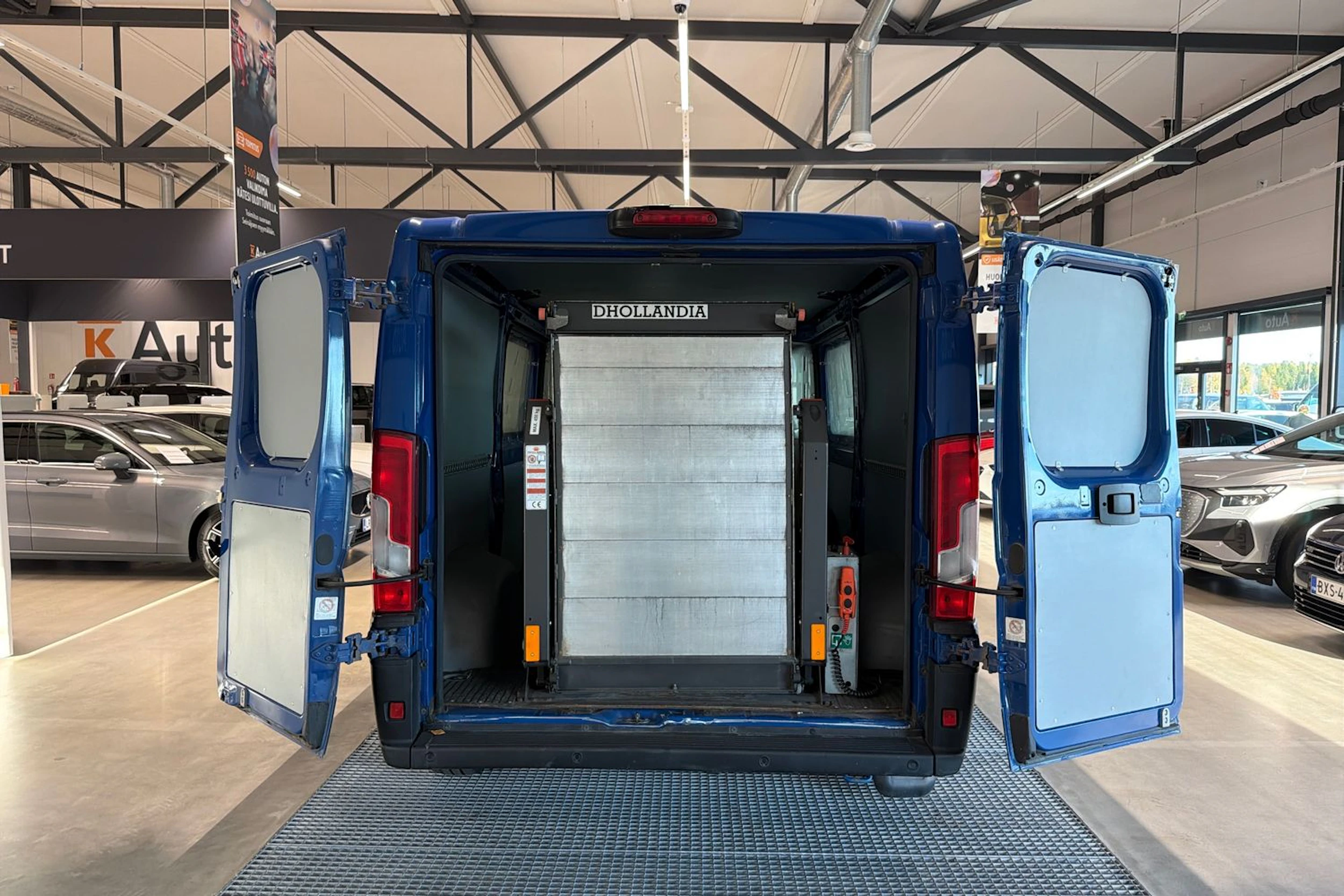 sininen Peugeot Boxer 2019 kuva 6.