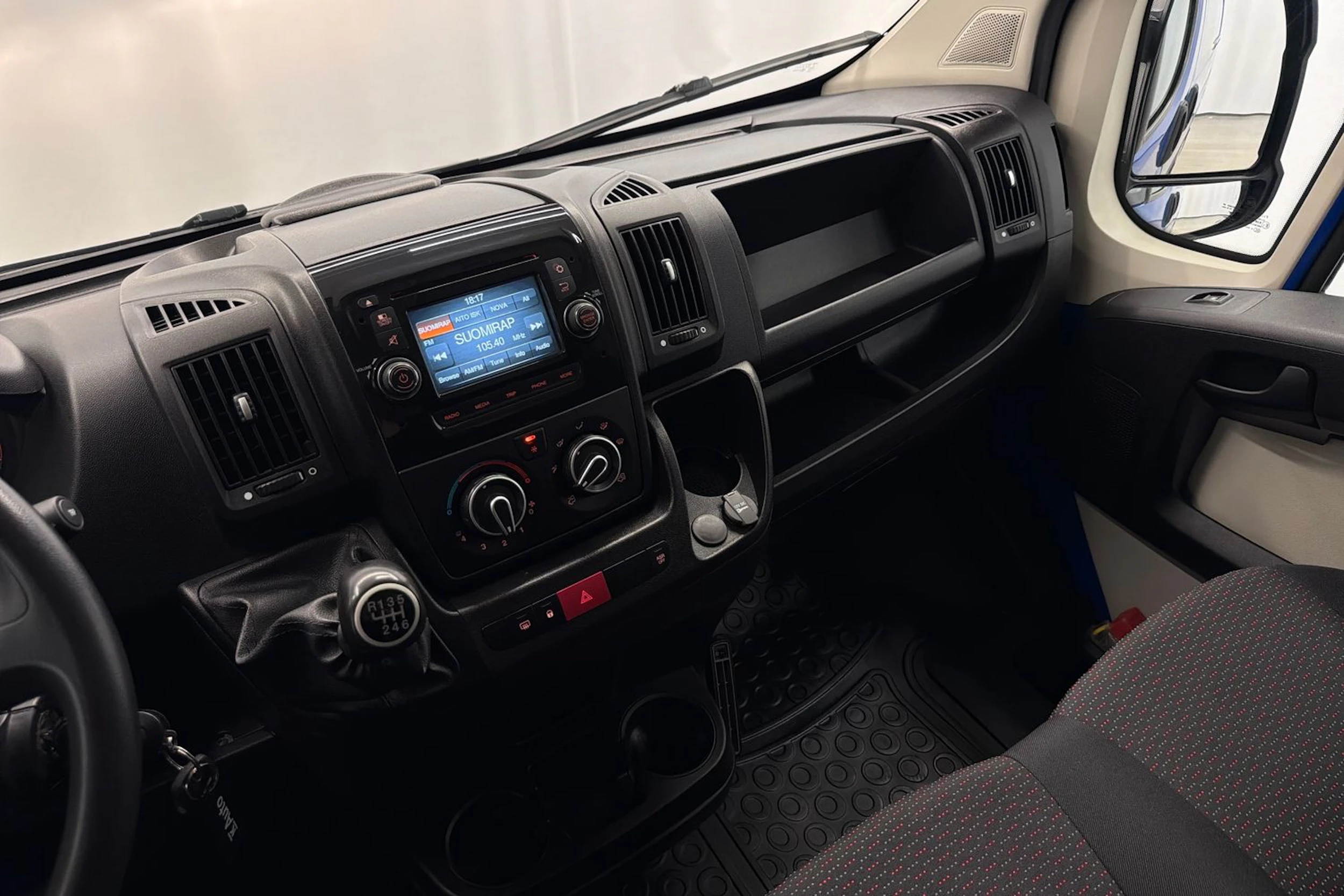 sininen Peugeot Boxer 2019 kuva 14.