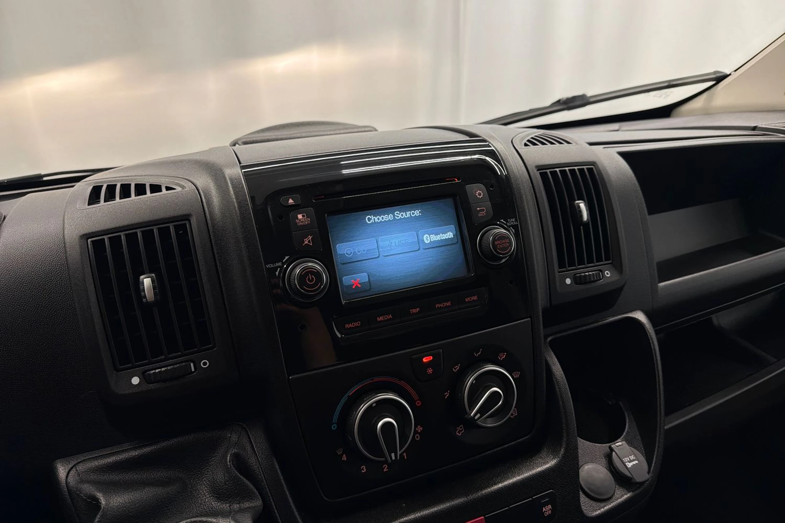 sininen Peugeot Boxer 2019 kuva 16.