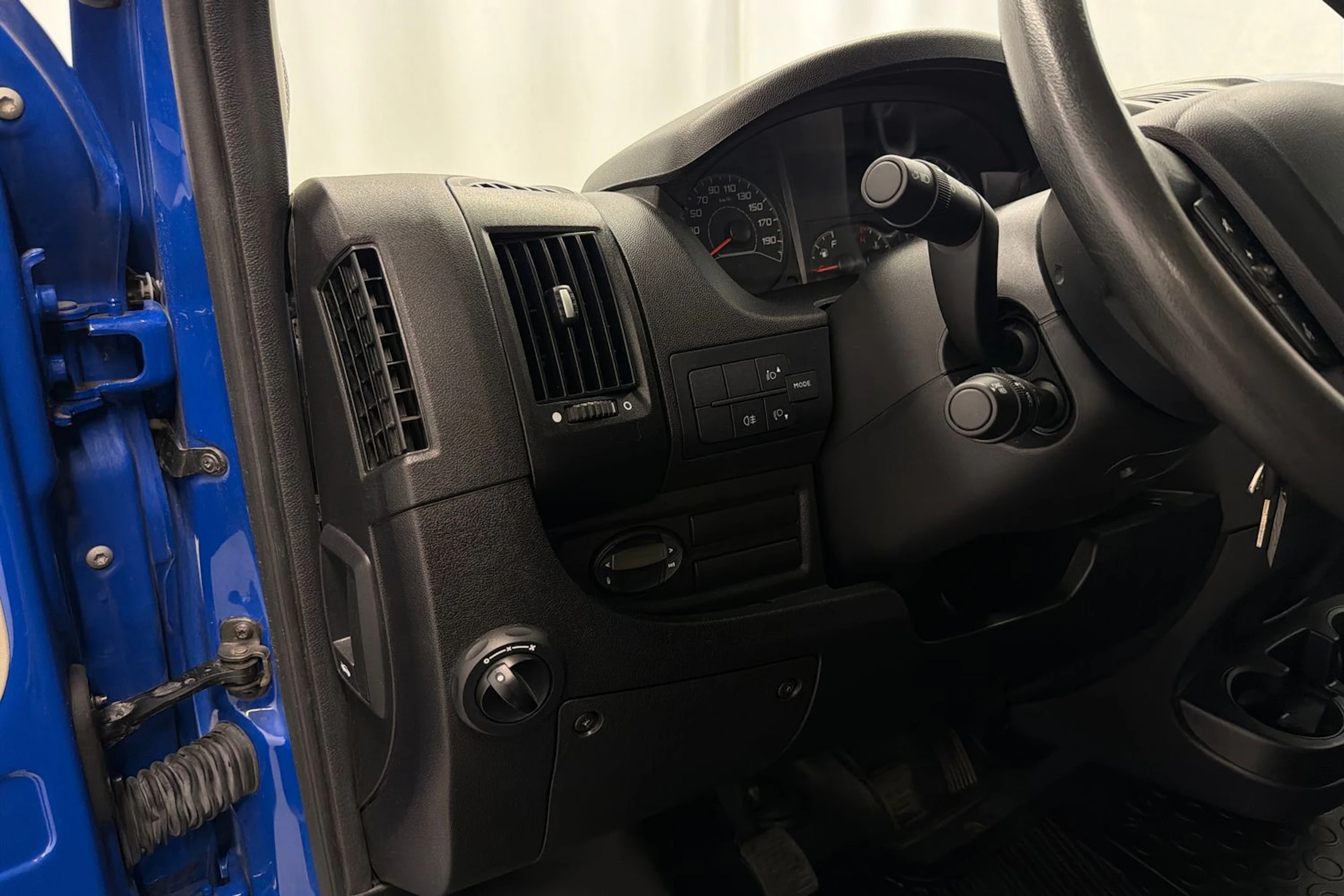 sininen Peugeot Boxer 2019 kuva 20.