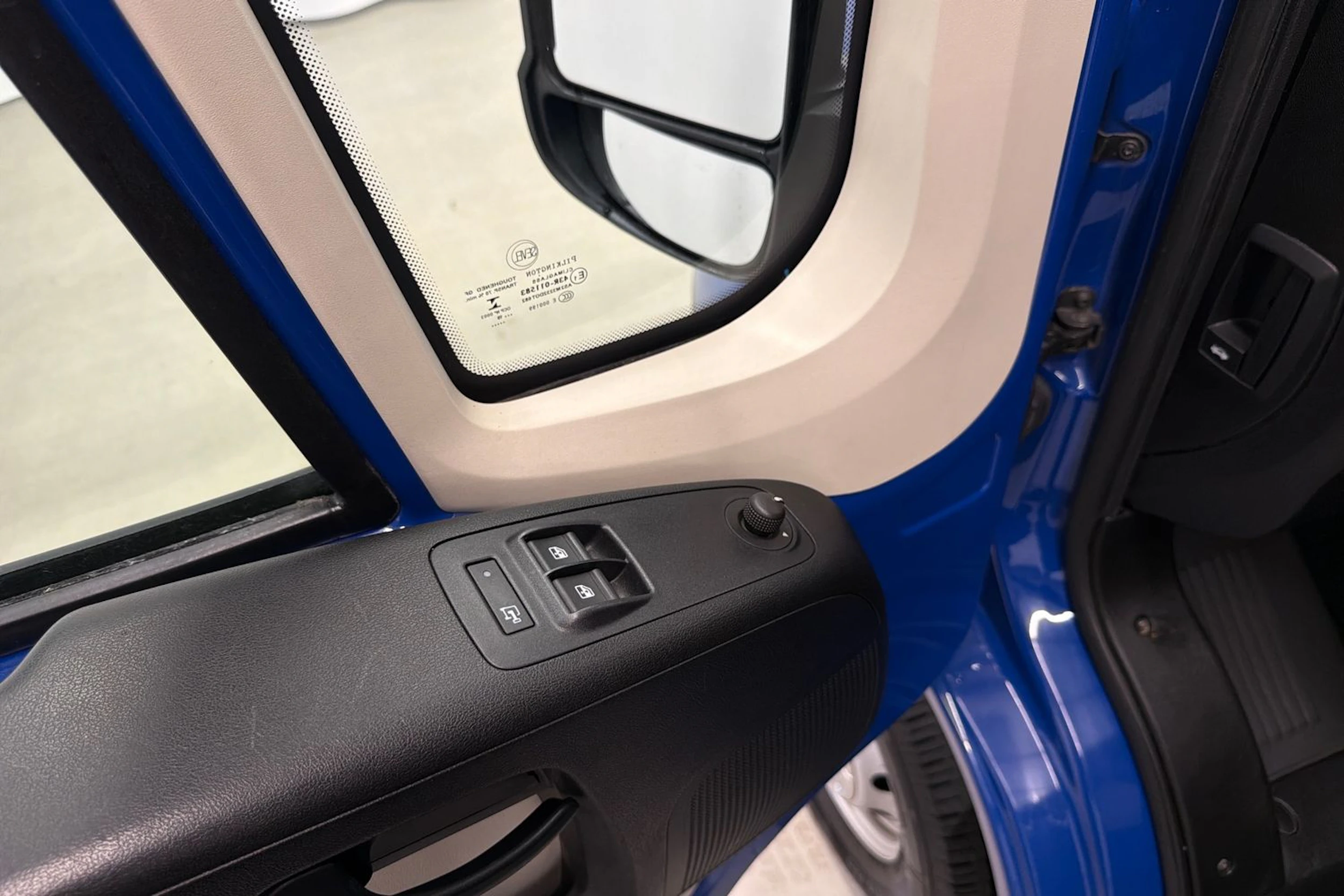 sininen Peugeot Boxer 2019 kuva 21.