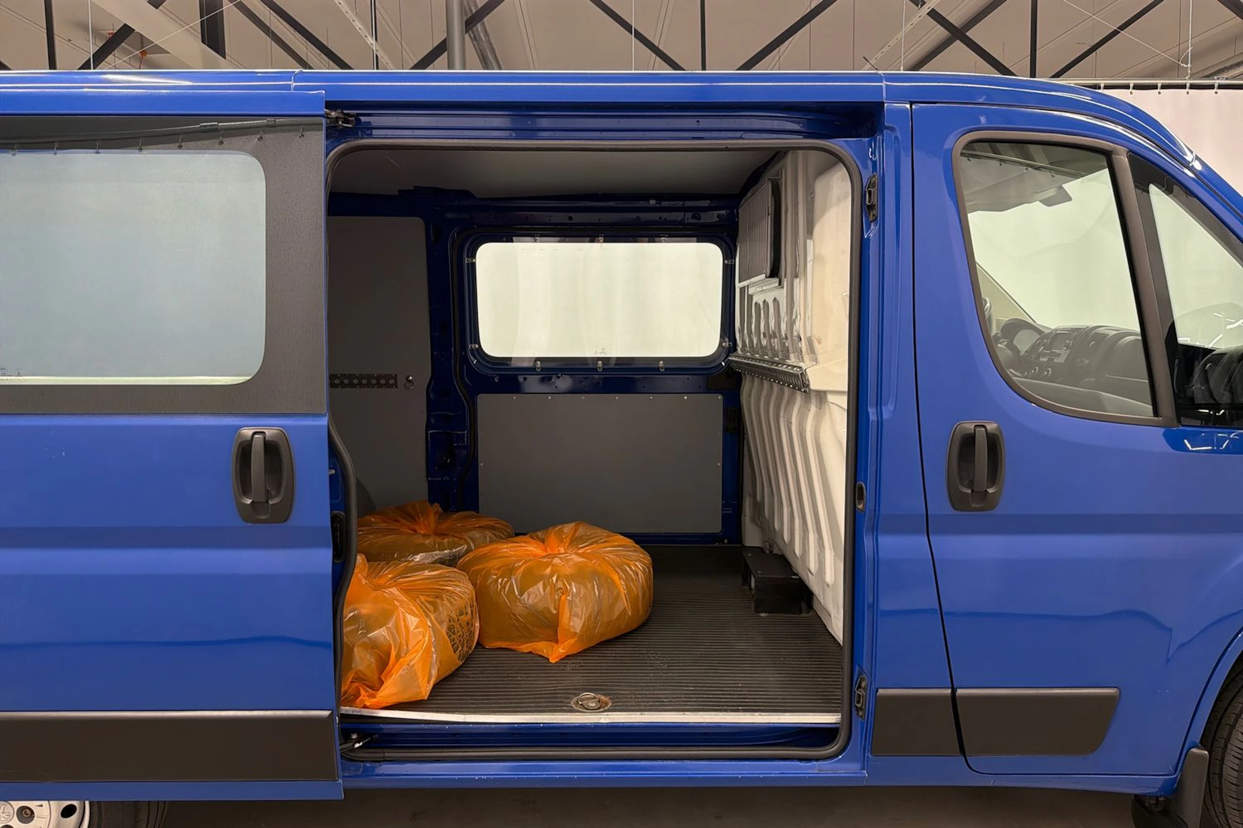 sininen Peugeot Boxer 2019 kuva 24.