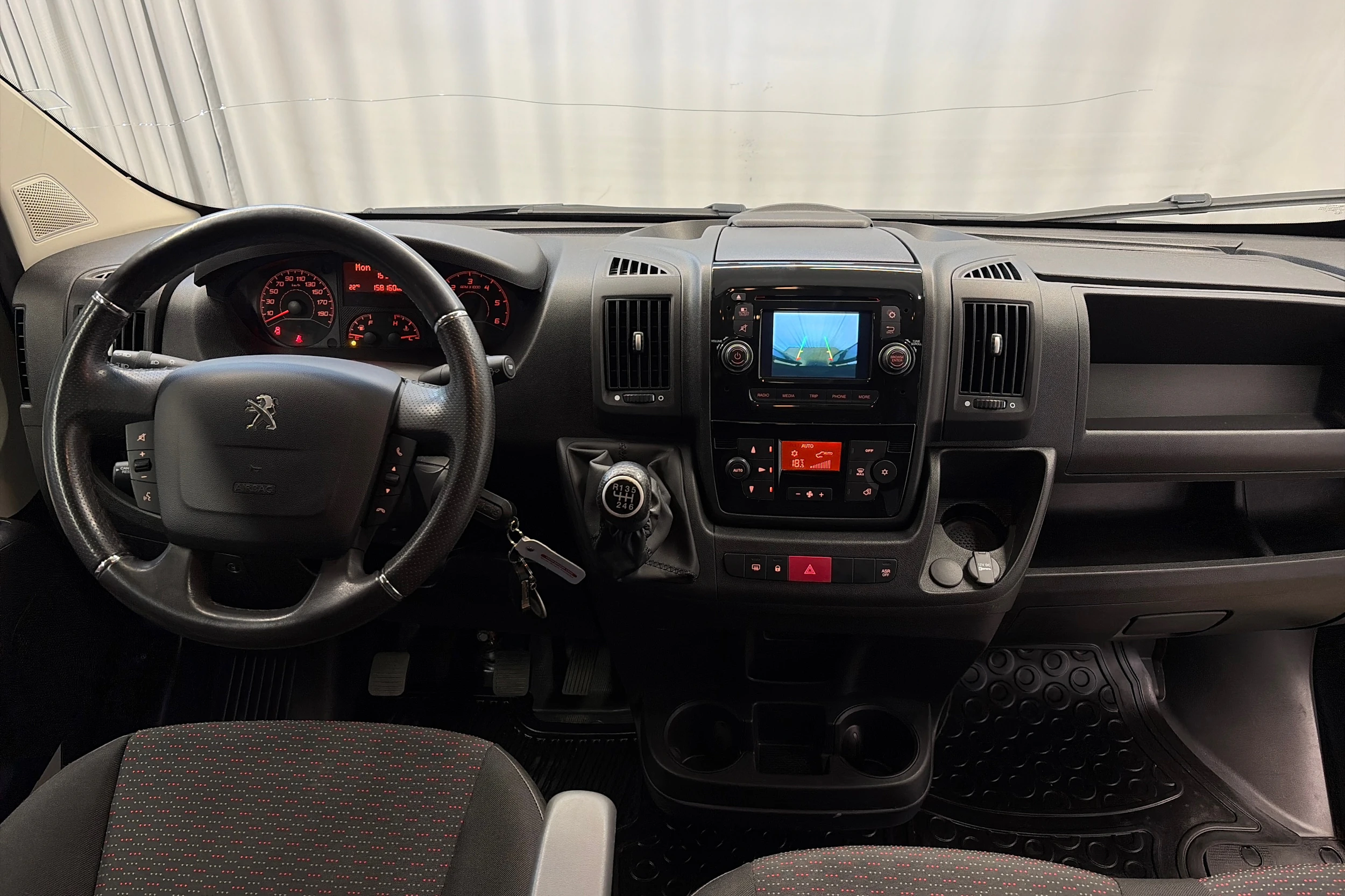 harmaa Peugeot Boxer 2019 kuva 10.