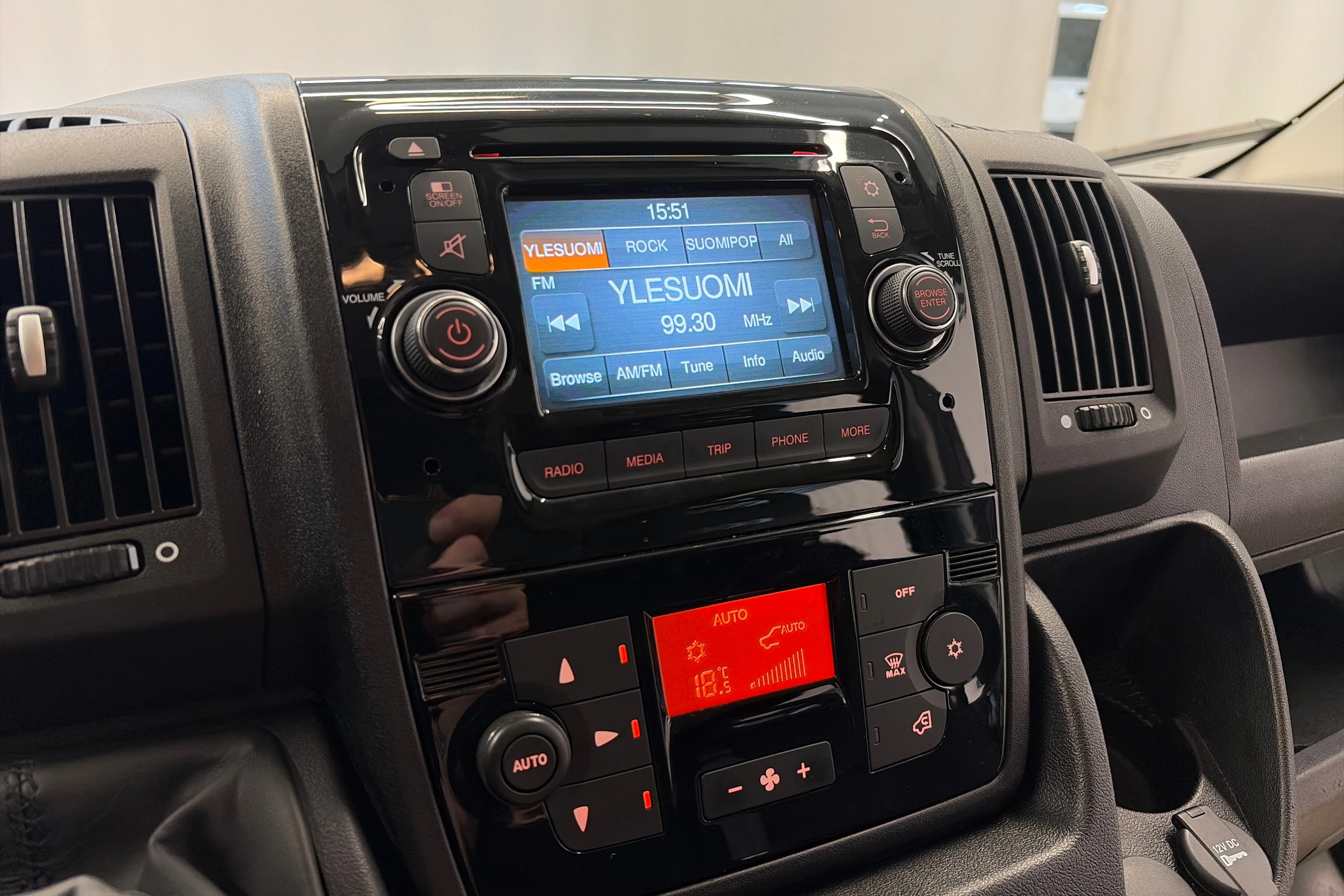 harmaa Peugeot Boxer 2019 kuva 12.