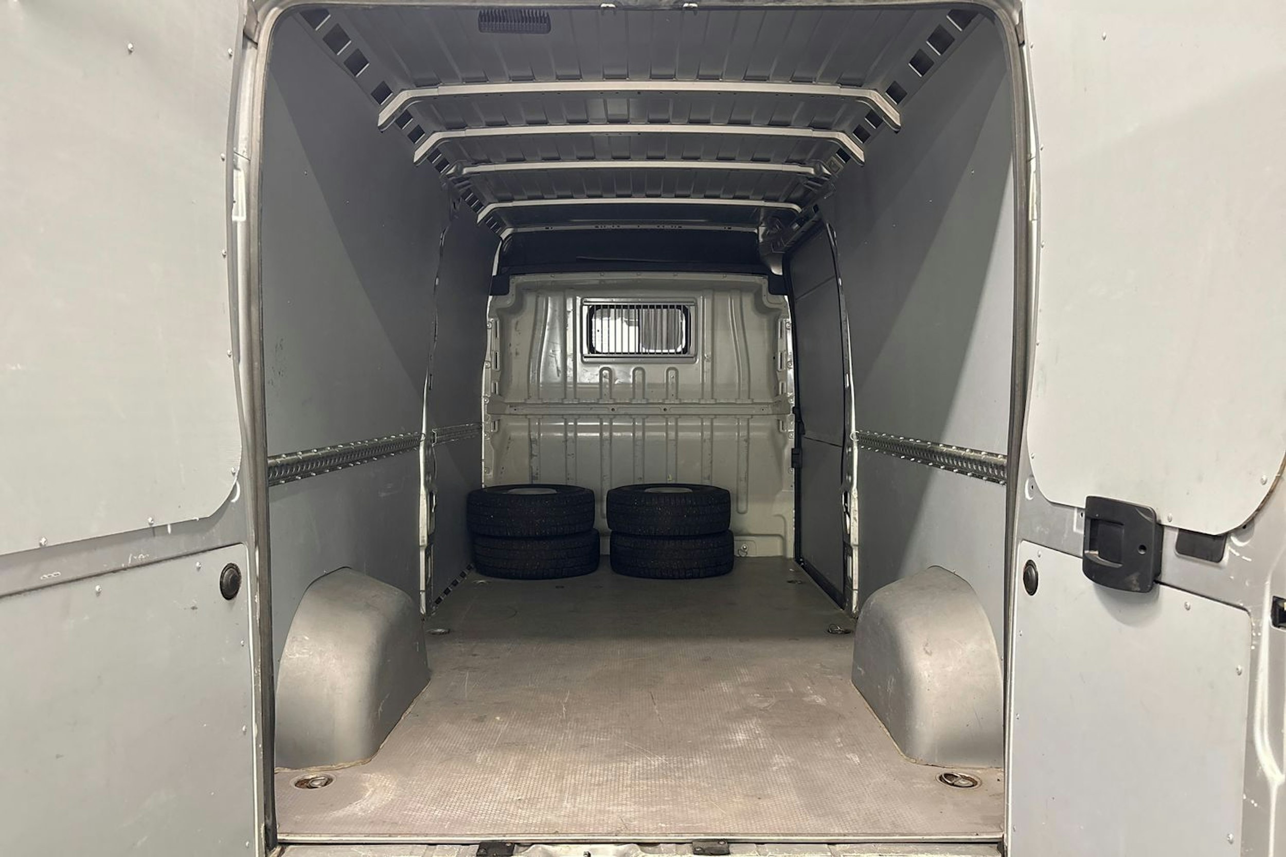 harmaa Peugeot Boxer 2021 kuva 28.