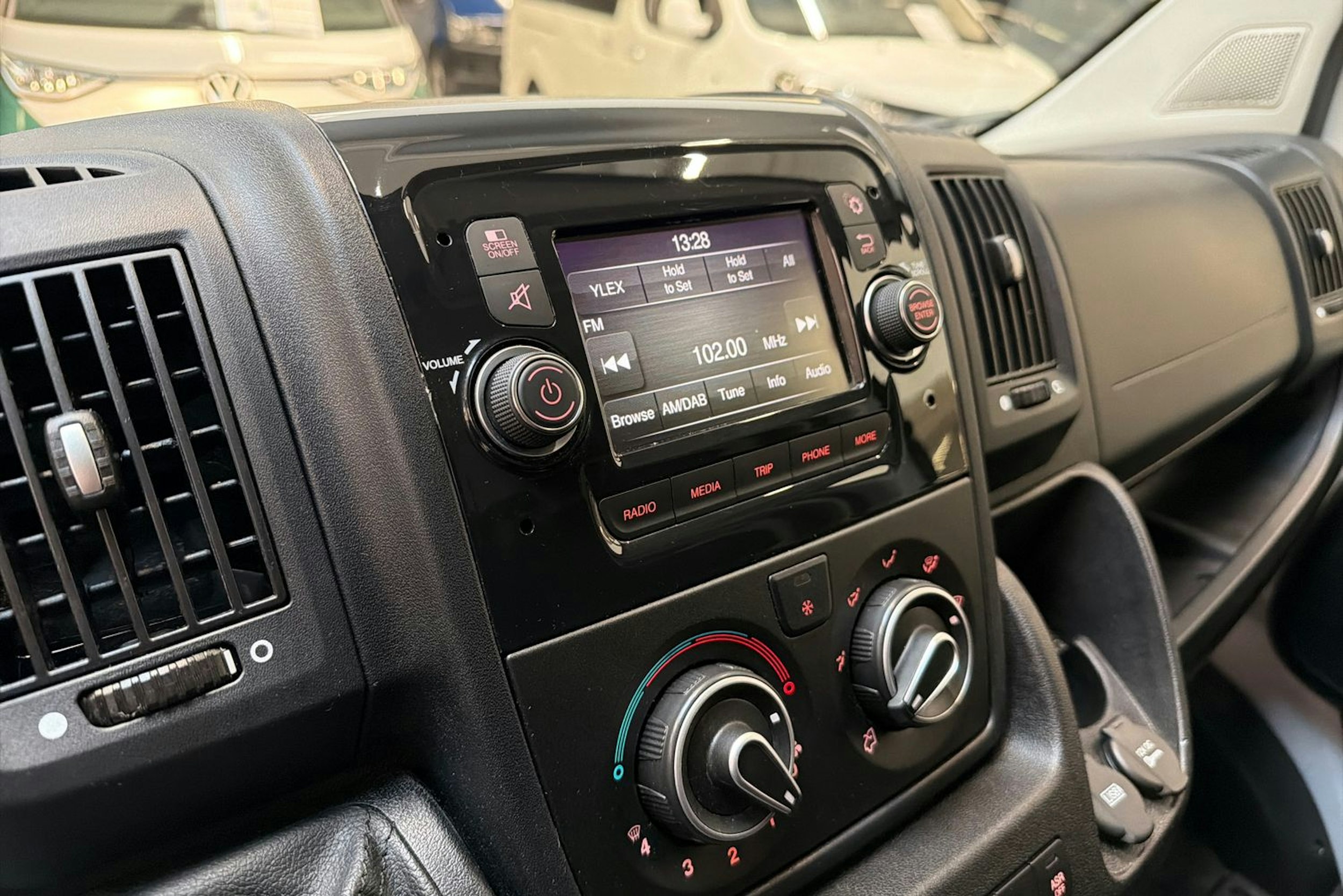 valkoinen Peugeot Boxer 2022 kuva 17.