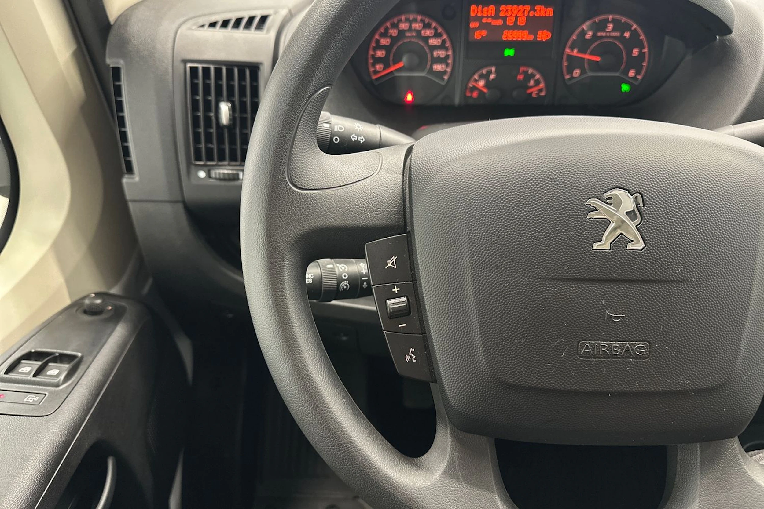 valkoinen Peugeot Boxer 2023 kuva 11.