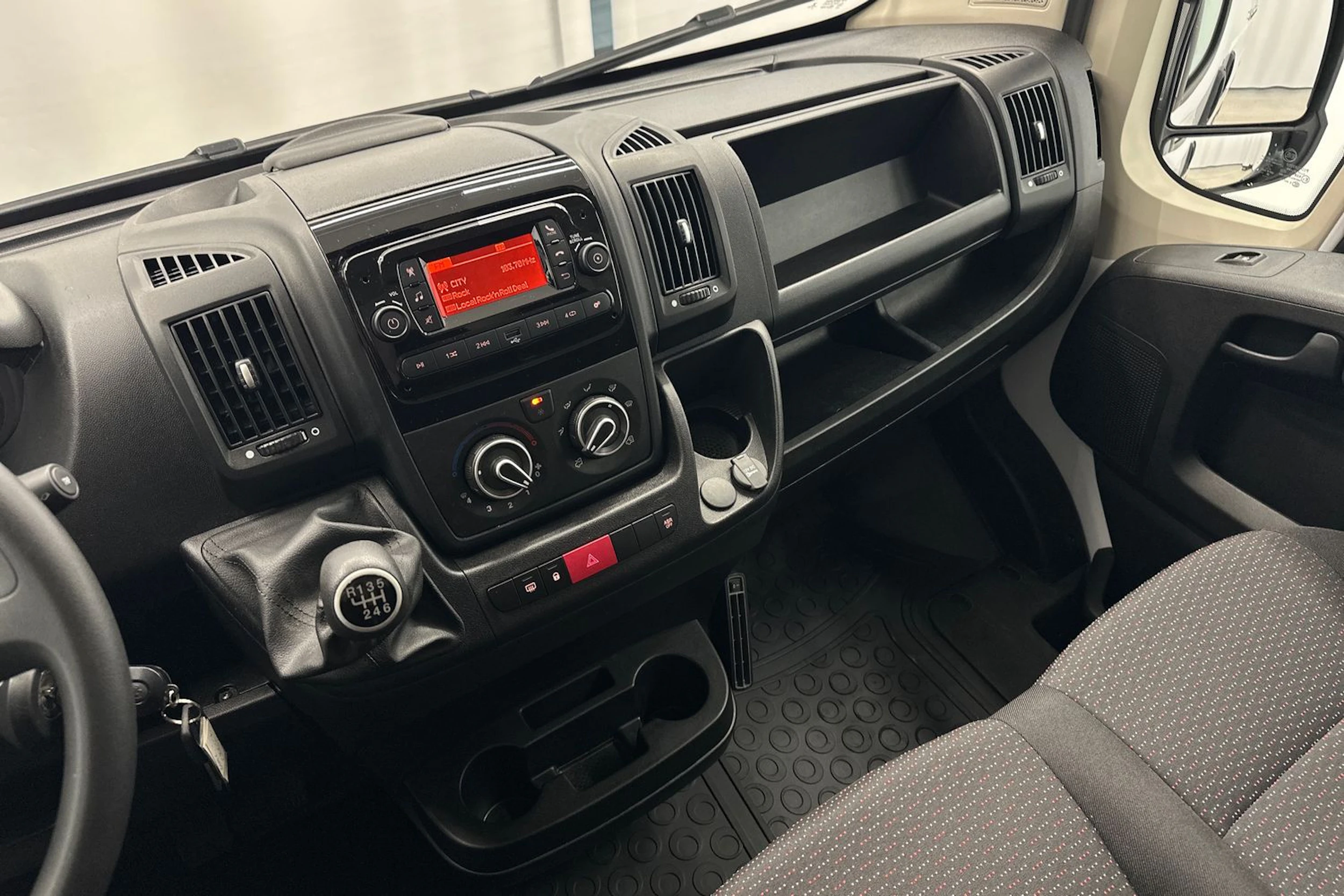 valkoinen Peugeot Boxer 2023 kuva 15.