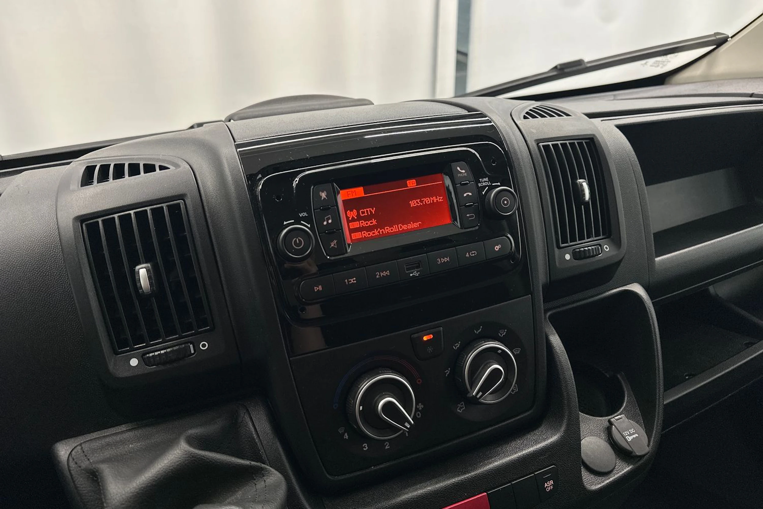 valkoinen Peugeot Boxer 2023 kuva 16.