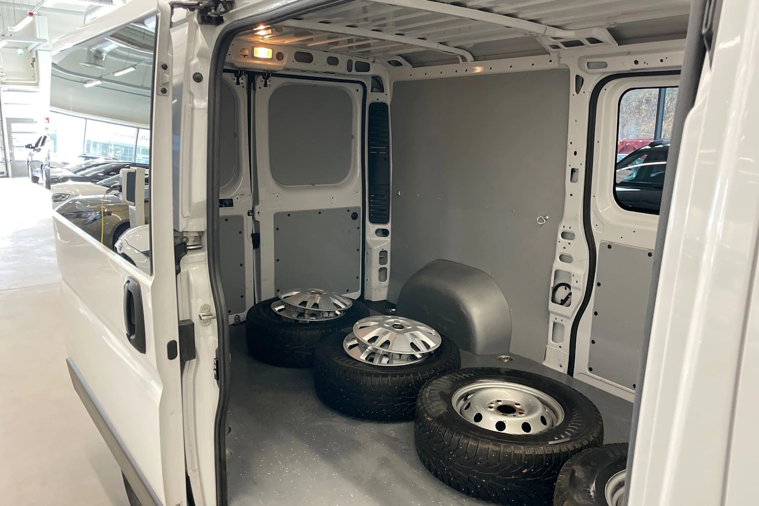 Valkoinen Peugeot BOXER 2023 kuva 24.