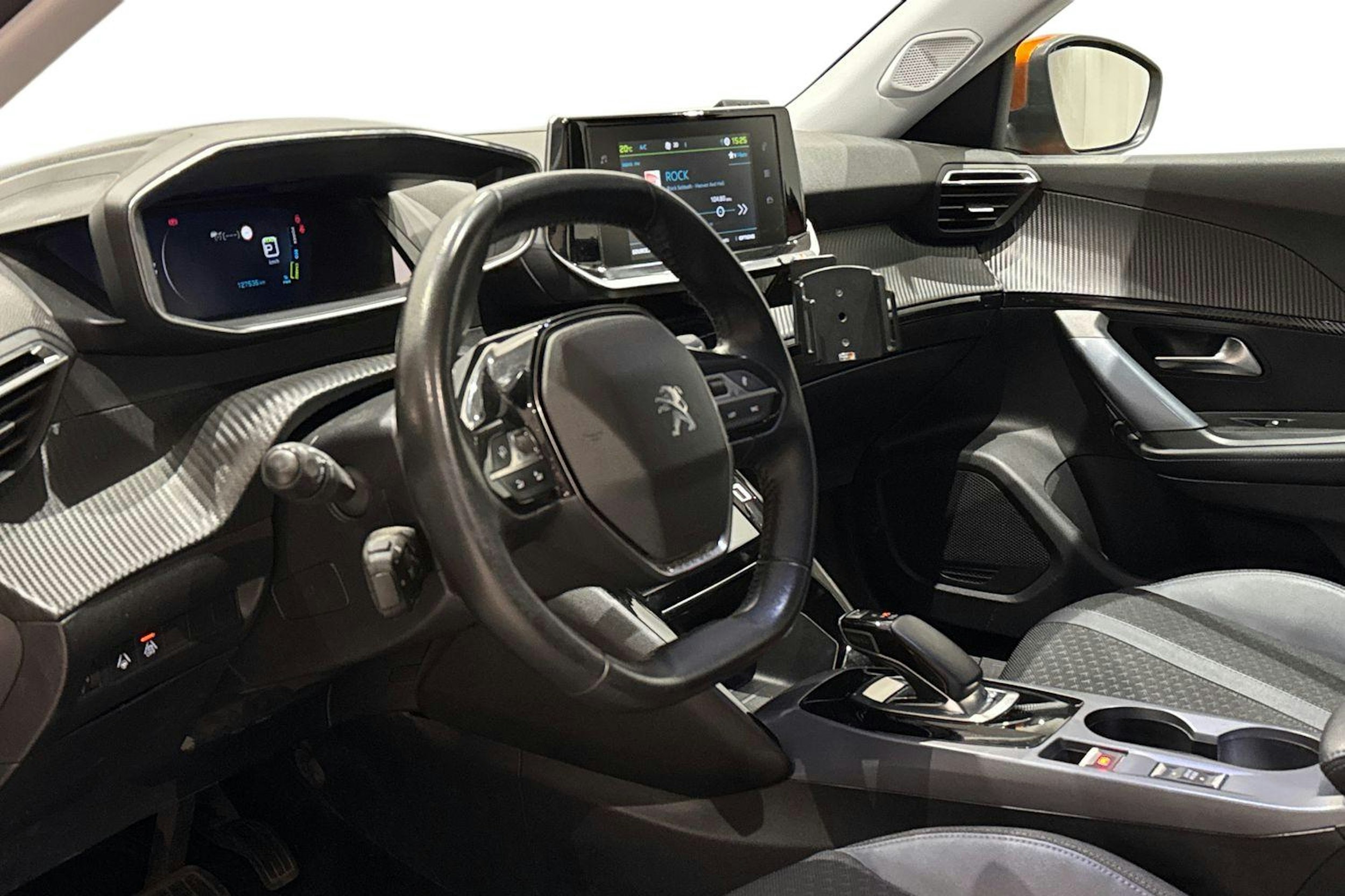 oranssi Peugeot e-2008 2020 kuva 6.