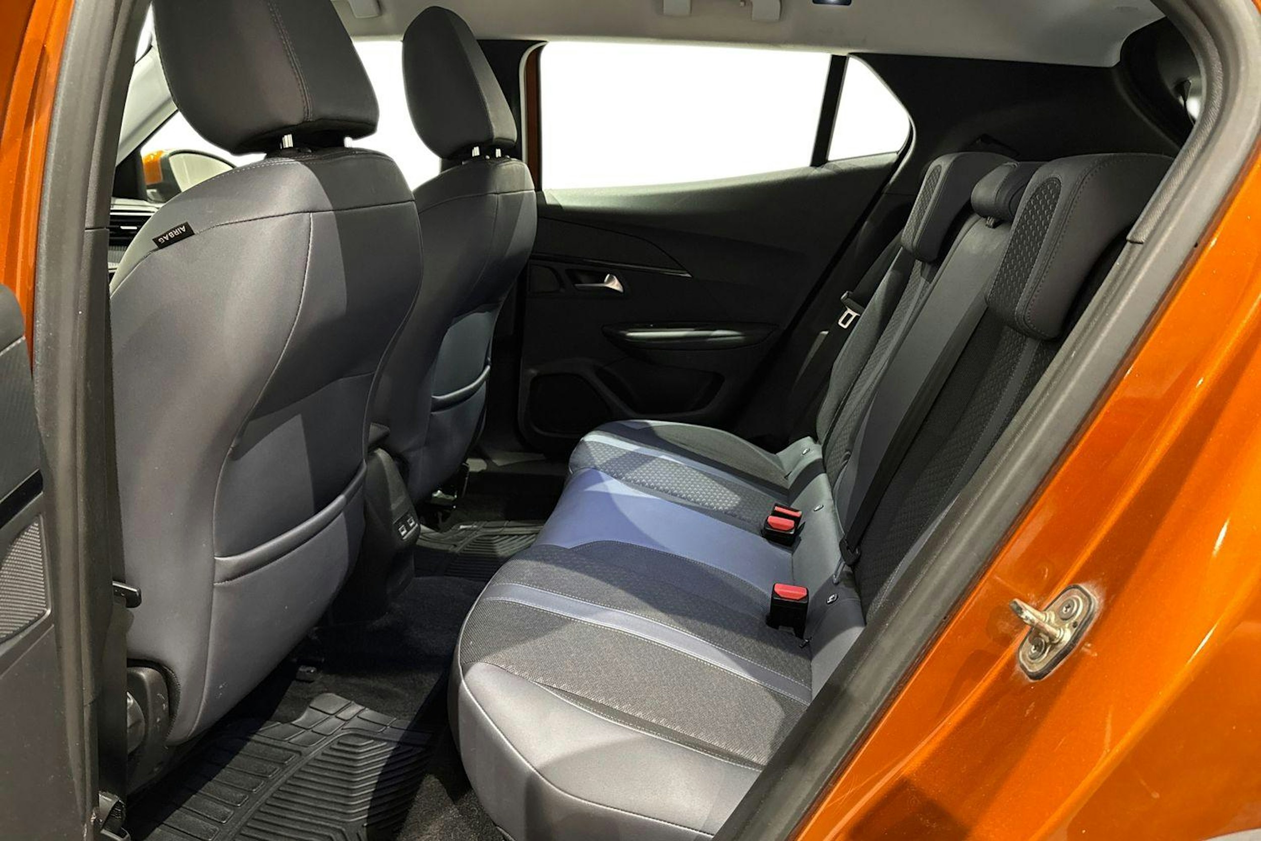oranssi Peugeot e-2008 2020 kuva 8.