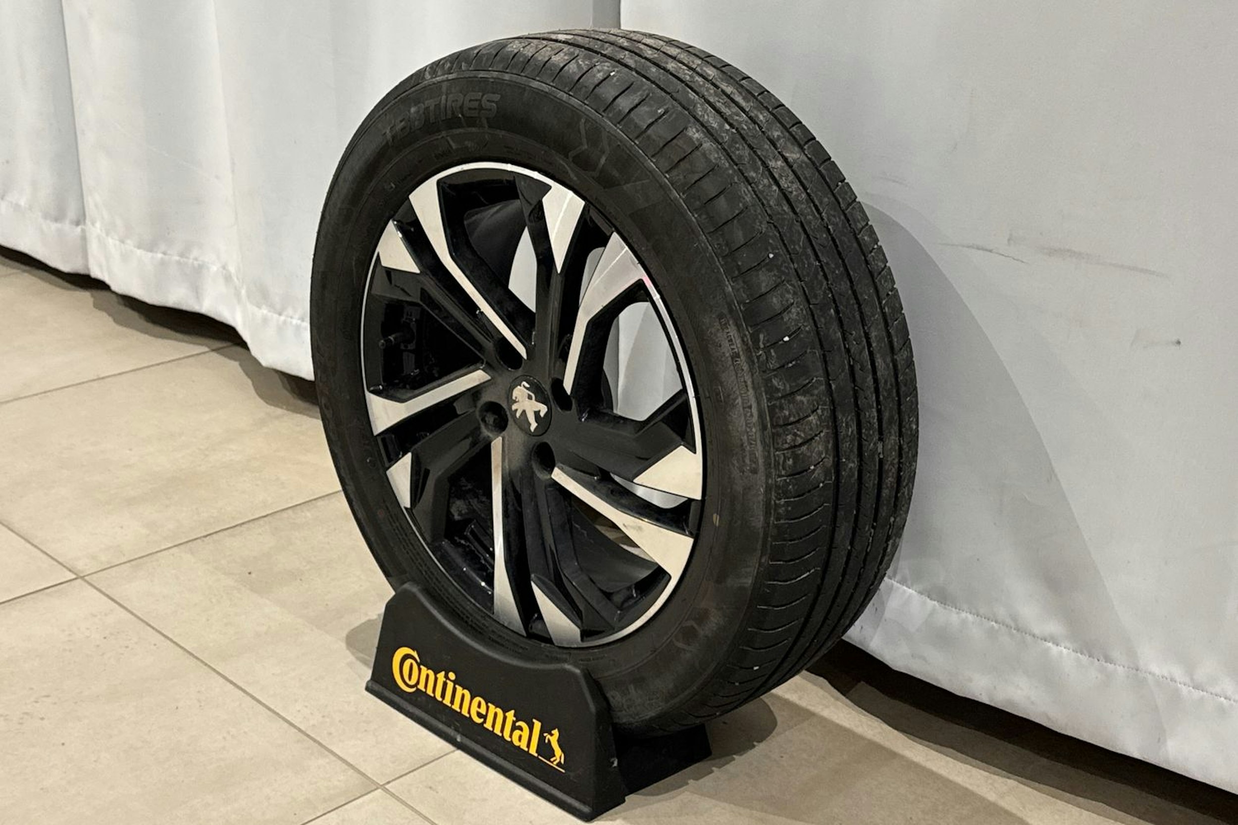 oranssi Peugeot e-2008 2020 kuva 11.