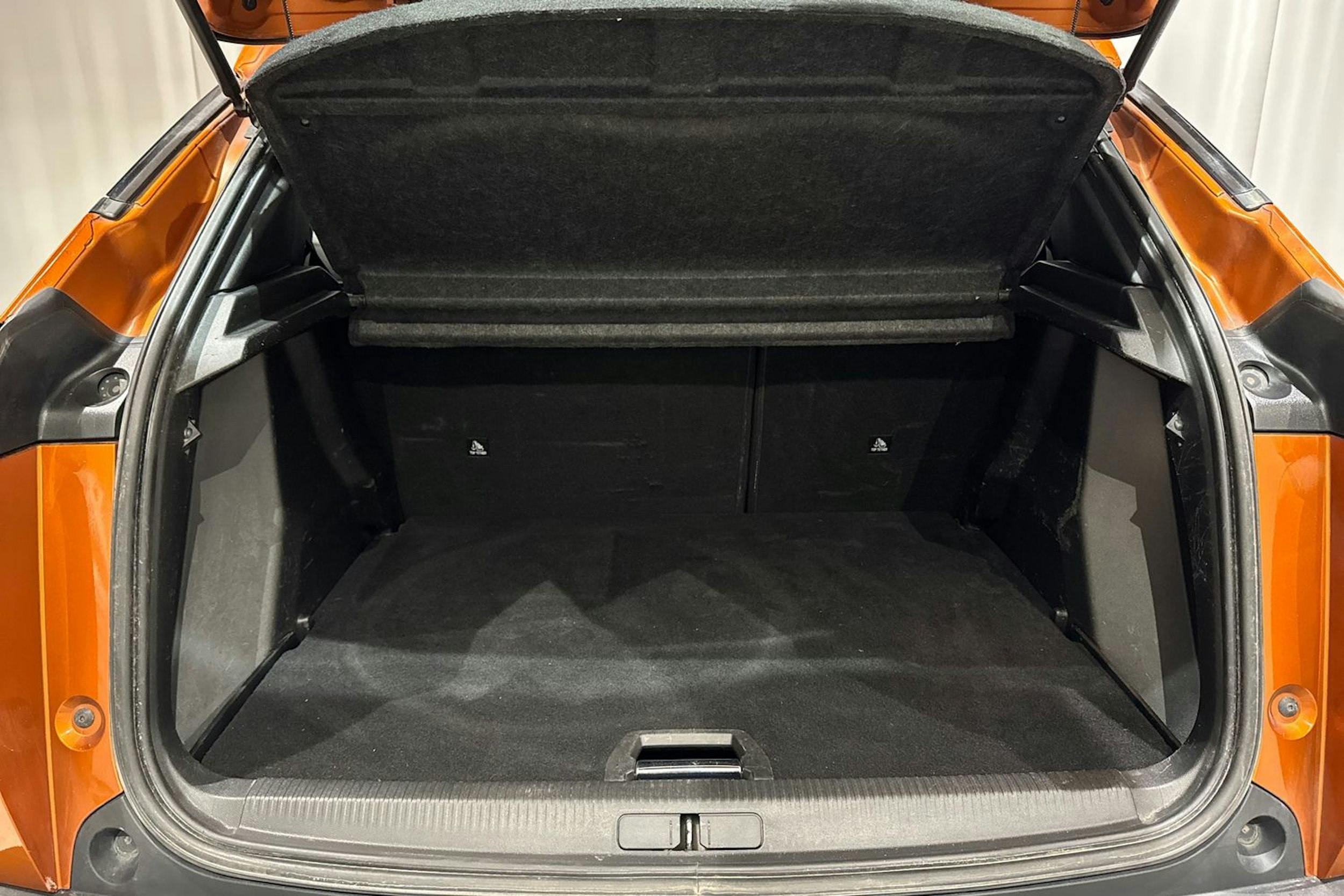 oranssi Peugeot e-2008 2020 kuva 12.