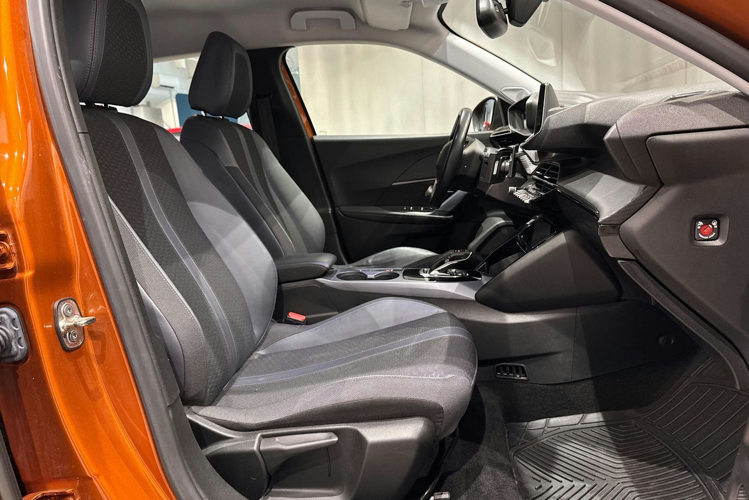 oranssi Peugeot e-2008 2020 kuva 13.