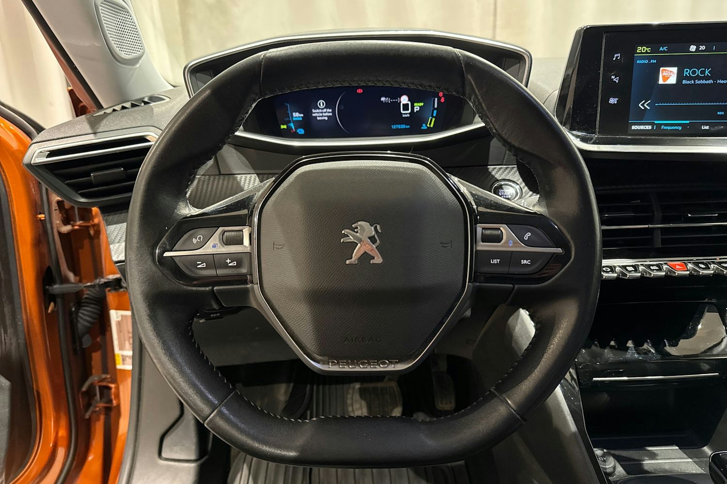 oranssi Peugeot e-2008 2020 kuva 14.