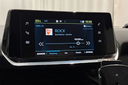 oranssi Peugeot e-2008 2020 kuva 16.