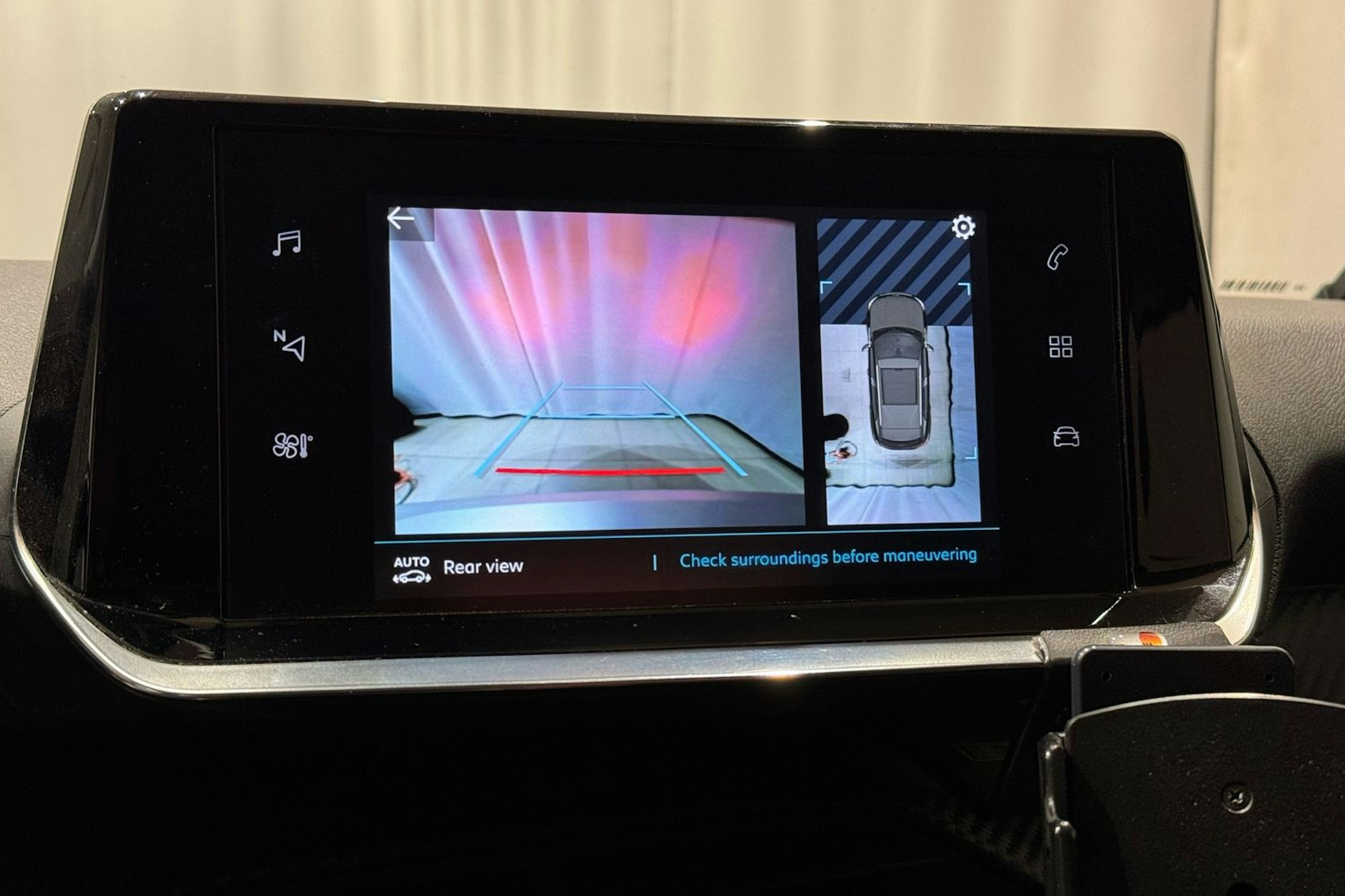 oranssi Peugeot e-2008 2020 kuva 17.