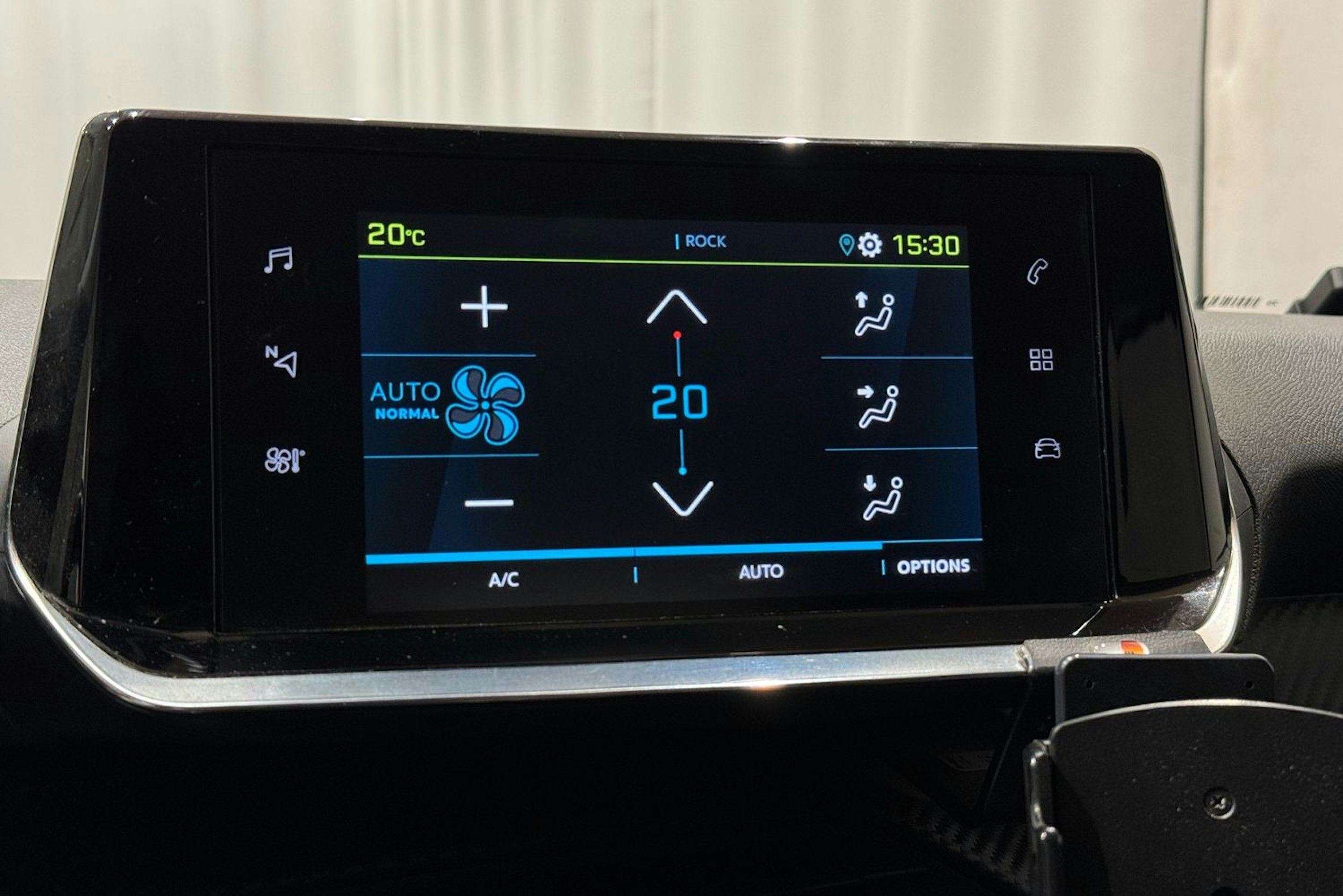 oranssi Peugeot e-2008 2020 kuva 18.