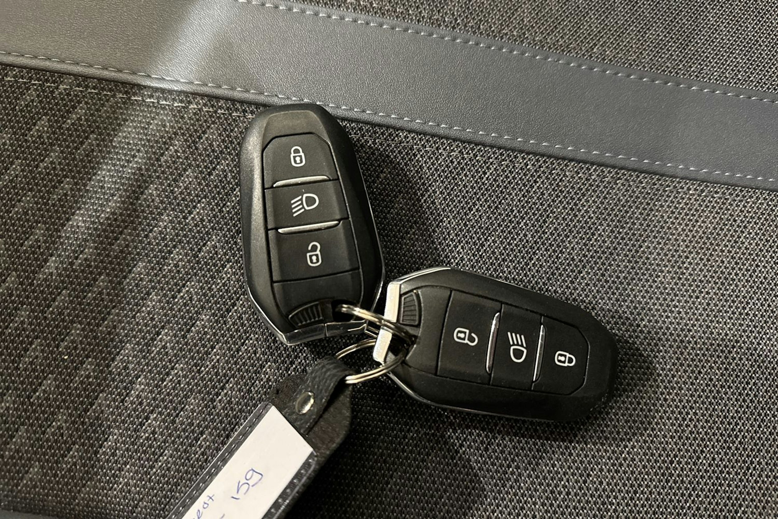 oranssi Peugeot e-2008 2020 kuva 22.