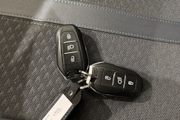 oranssi Peugeot e-2008 2020 kuva 22.